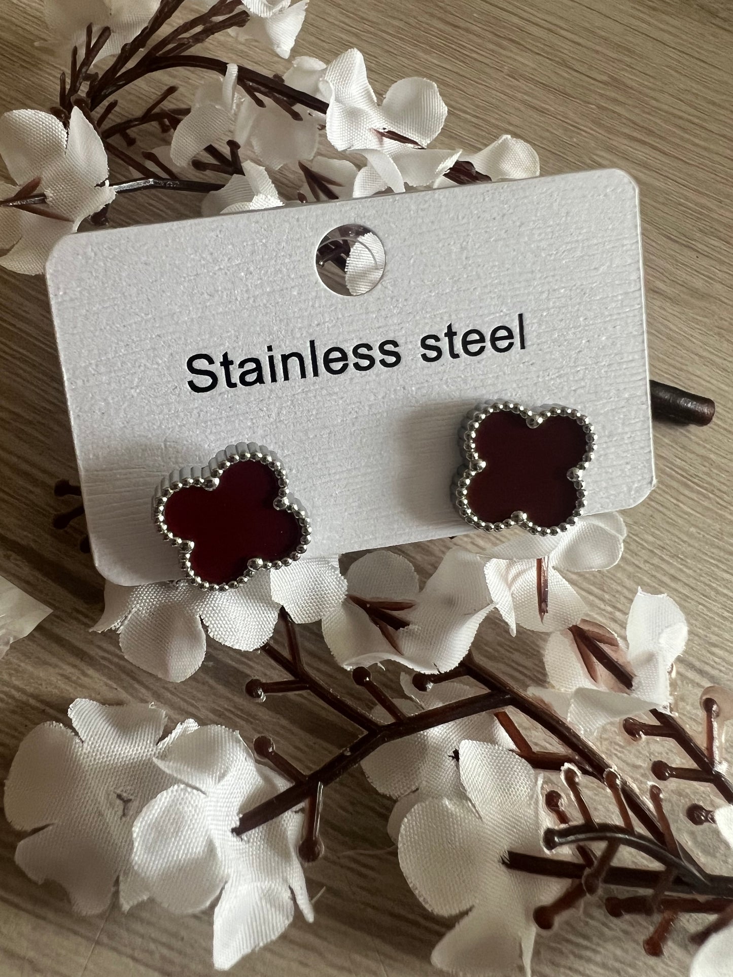 Boucles d’Oreilles Trèfle – Acier Inoxydable bordeaux