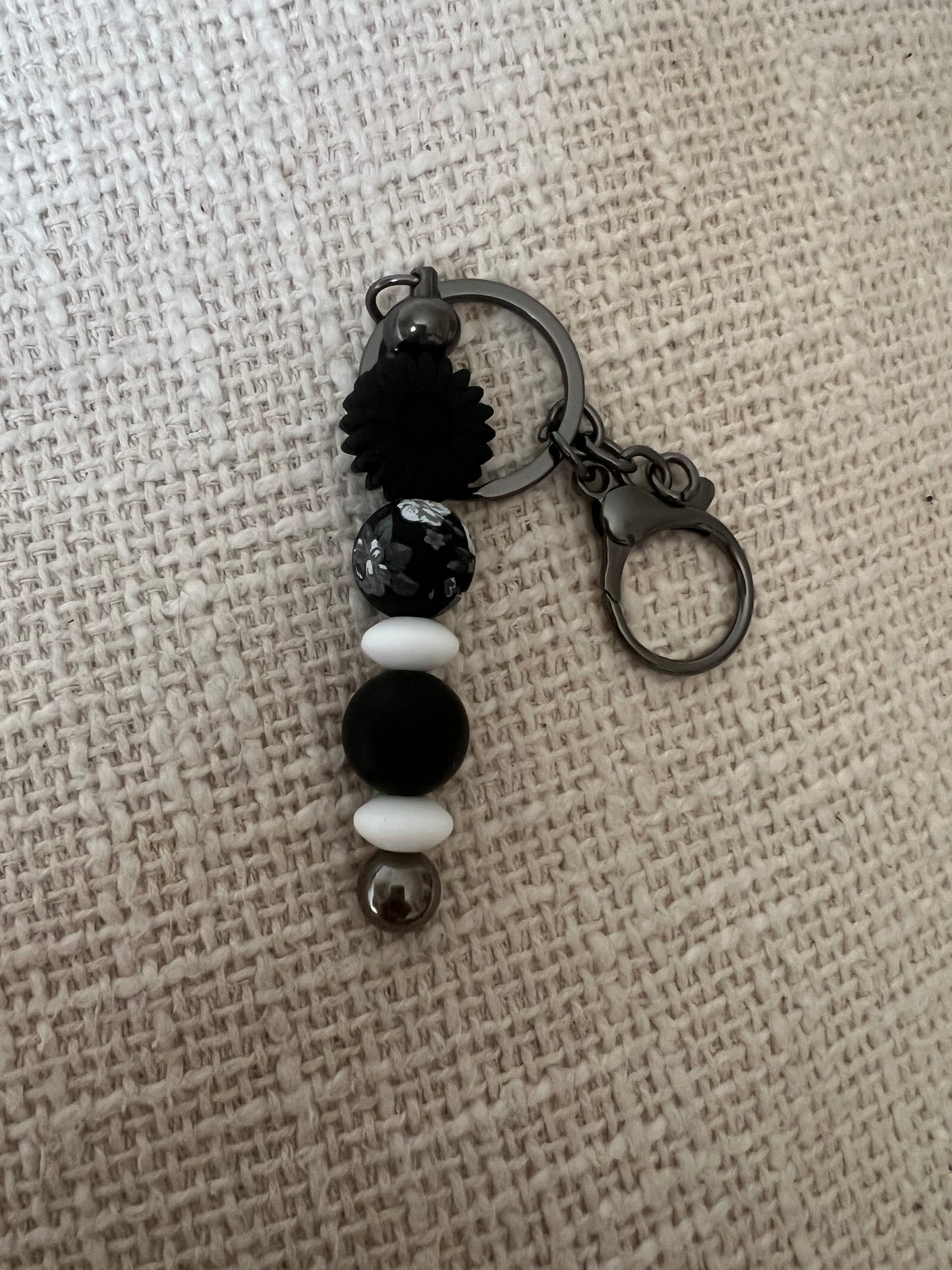 Porte-clés fait main avec perles et fleur noir et blanc