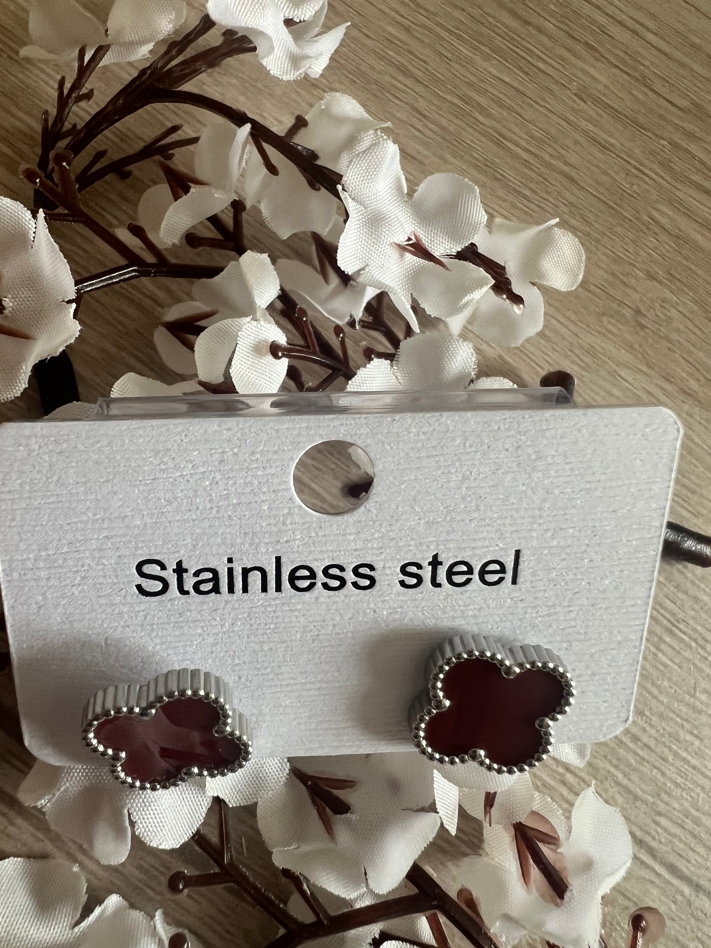 Boucles d’Oreilles Trèfle – Acier Inoxydable bordeaux