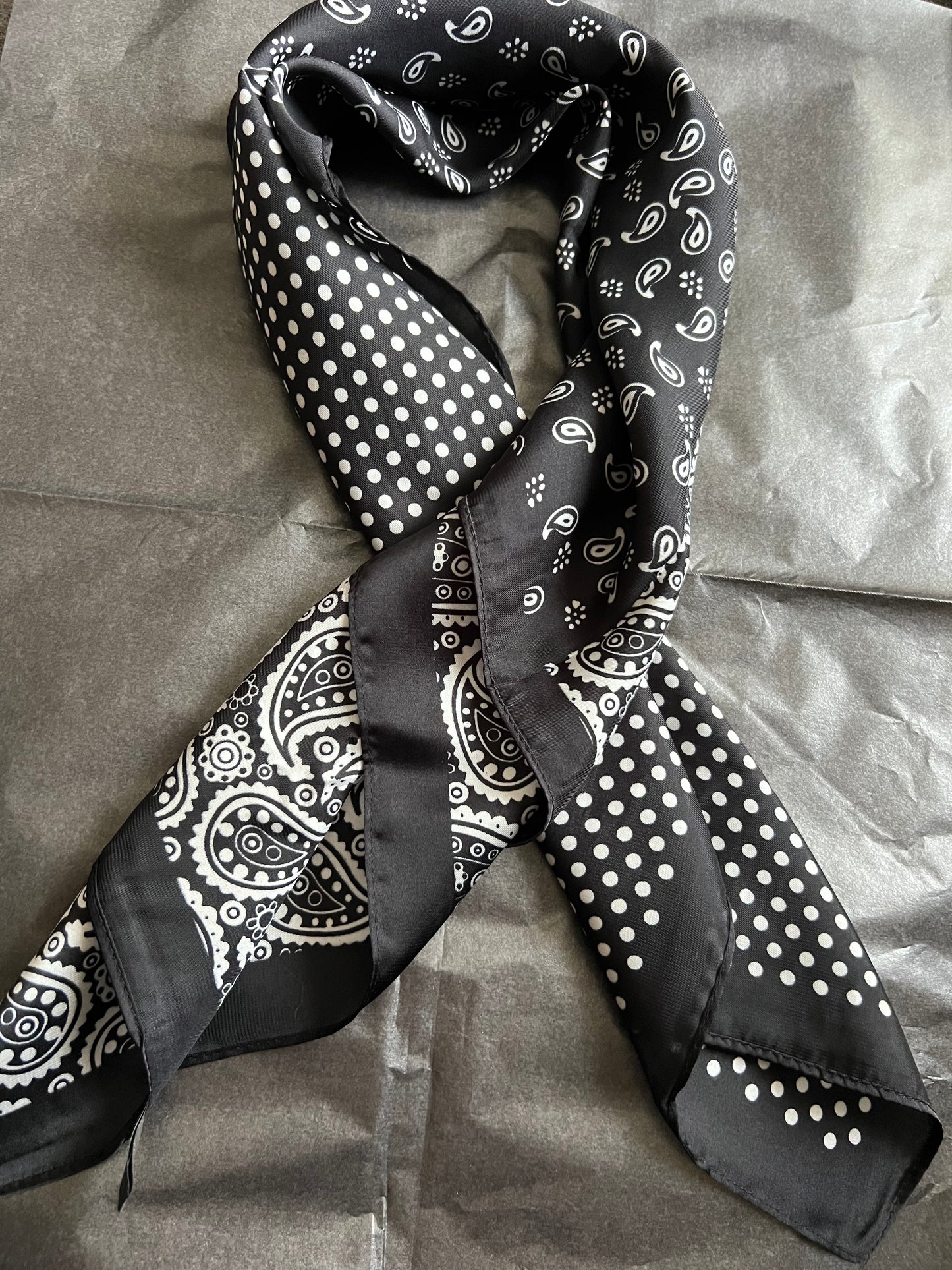 Carré en Soie Blanc & Noir – Motif Bandana Chic