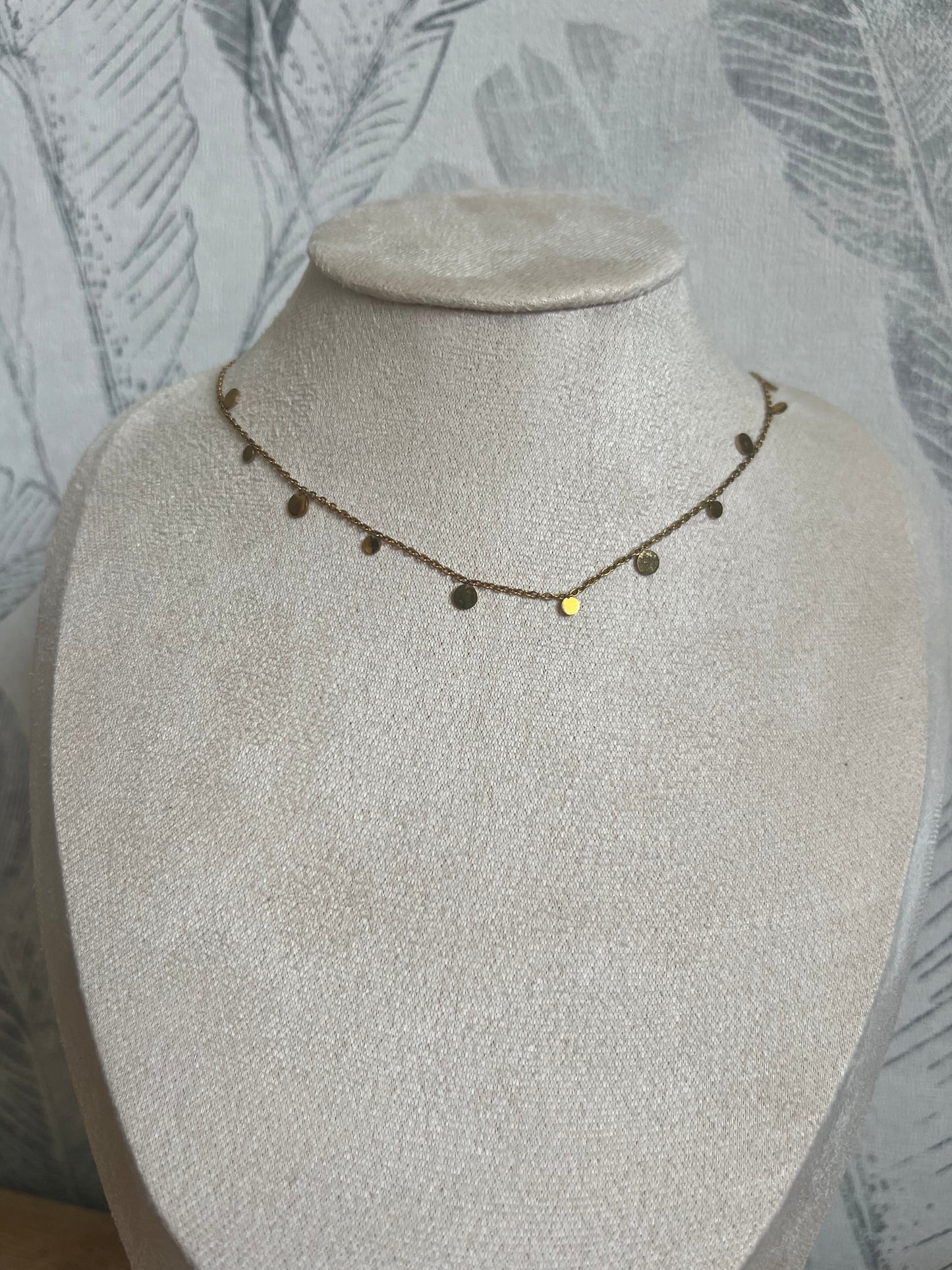 Collier Doré à Pampilles Rondes – Minimalisme Chic