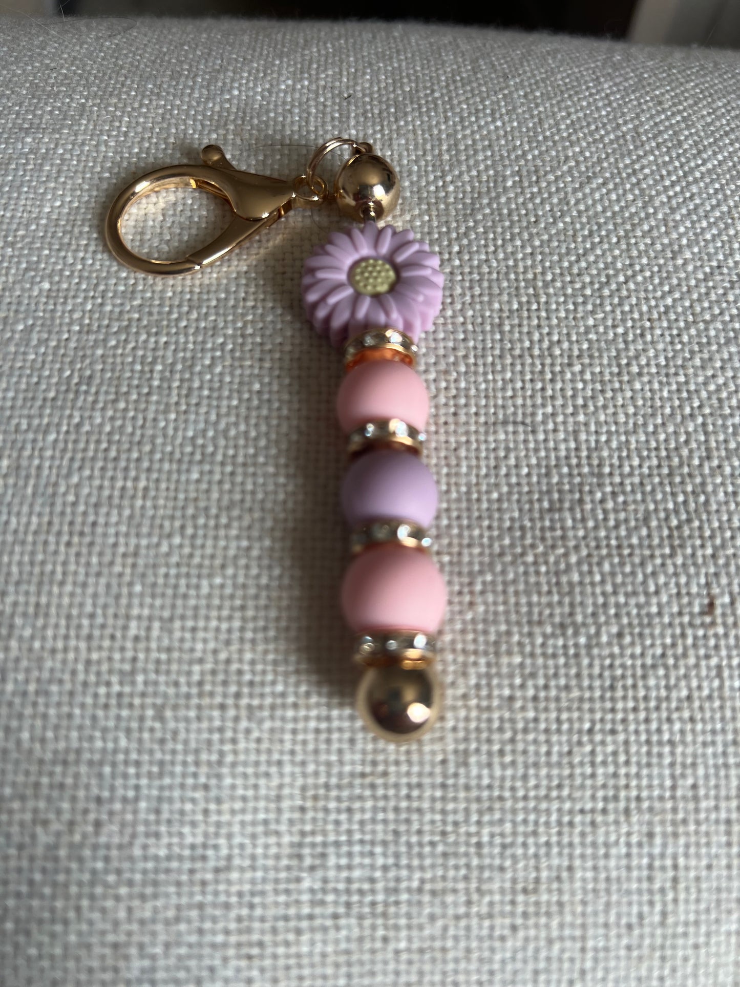 Porte-clés fait main avec perles et fleur rose