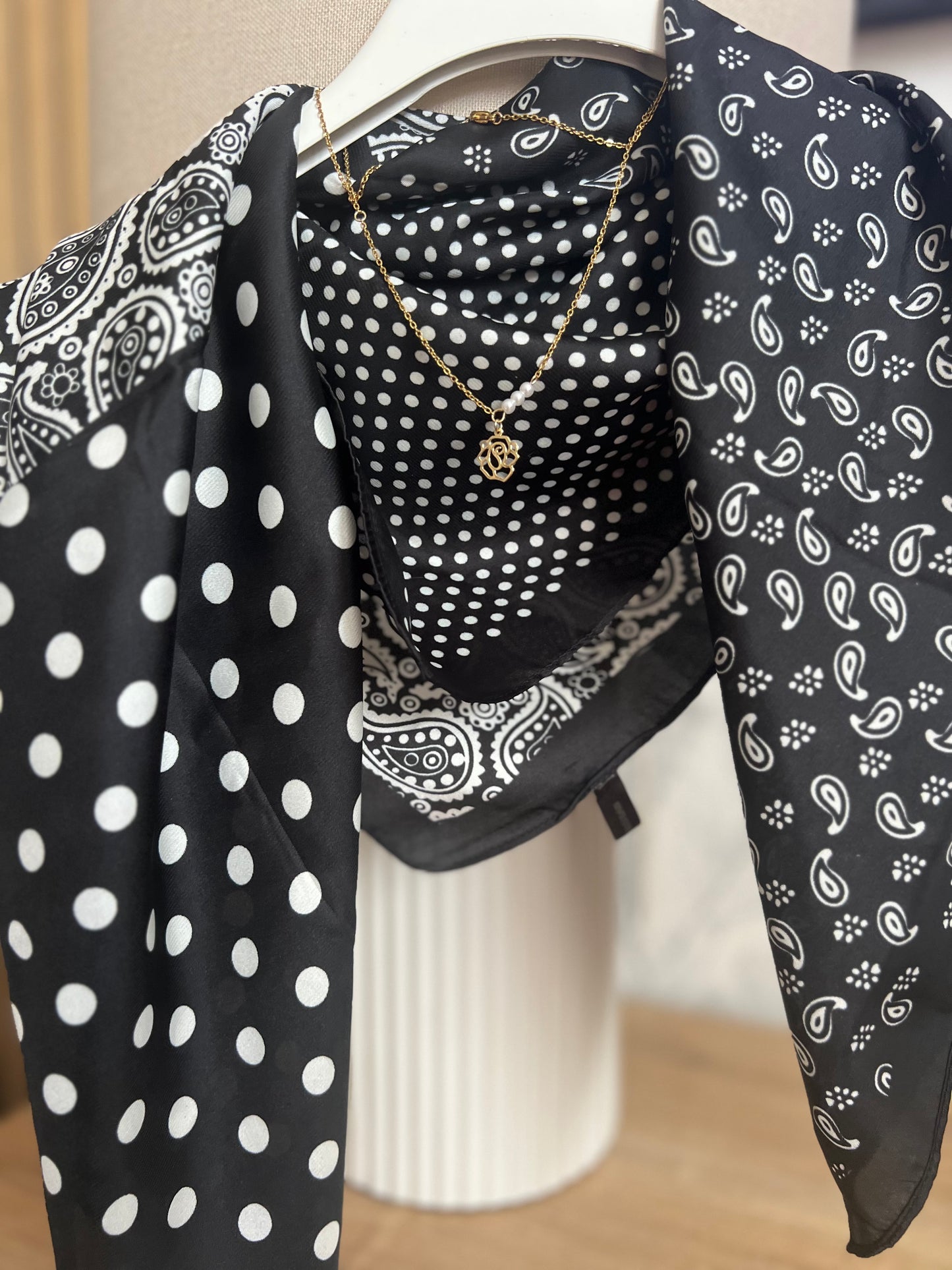 Carré en Soie Blanc & Noir – Motif Bandana Chic