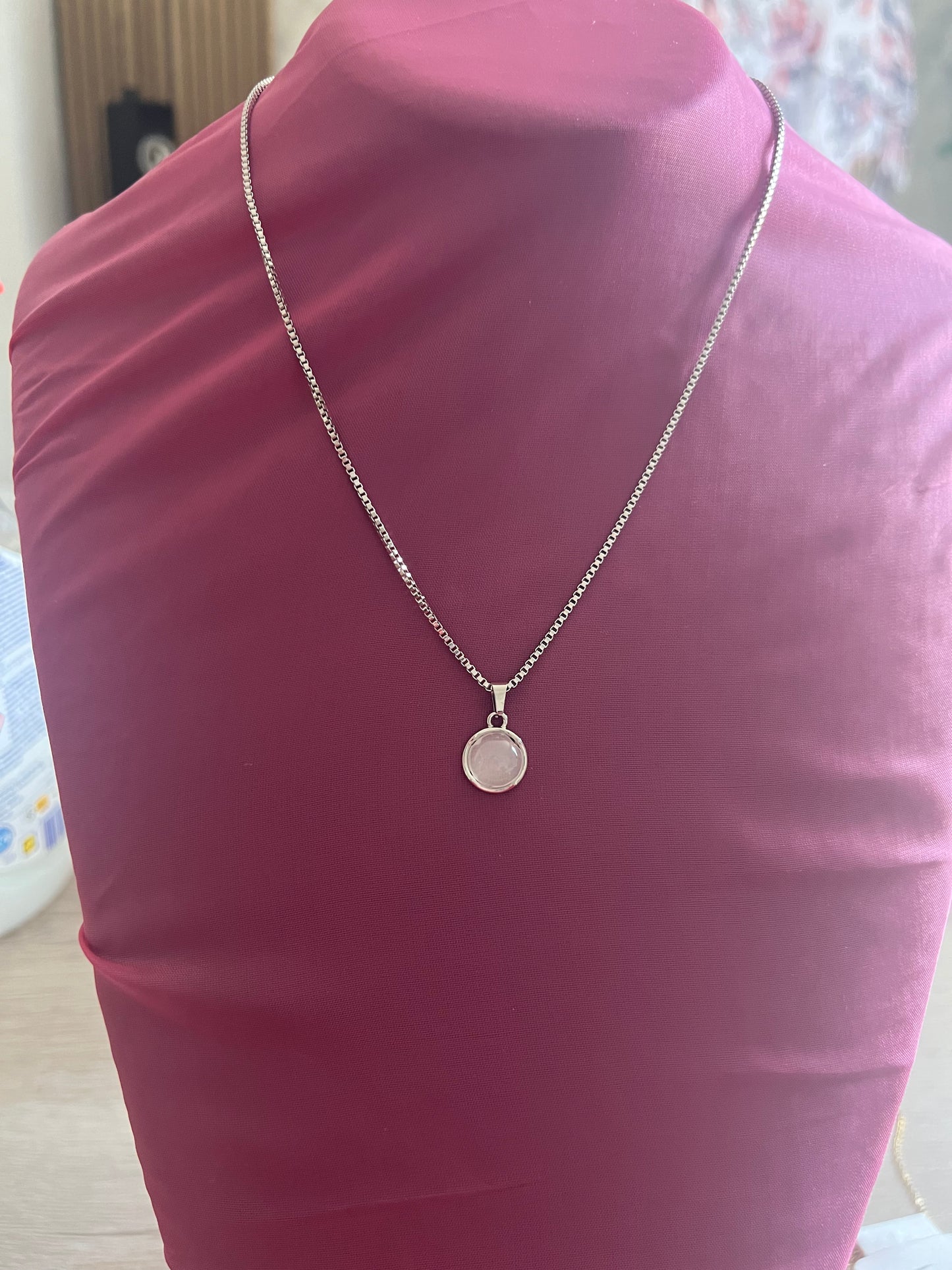 Collier Argenté Réglable avec Pendentif Rond – Intemporel & Chic
