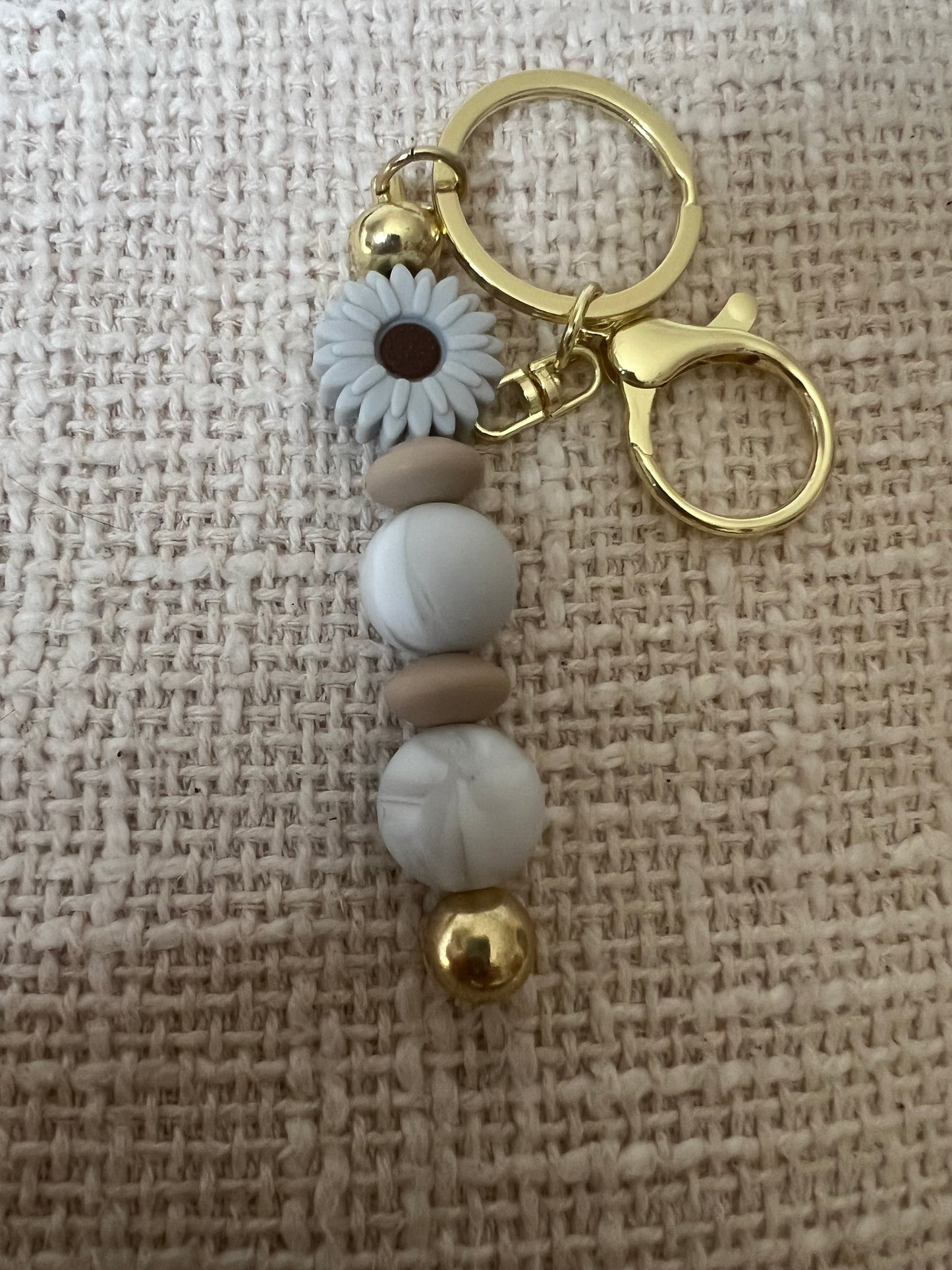 Porte-clés fait main avec perles et fleur grise