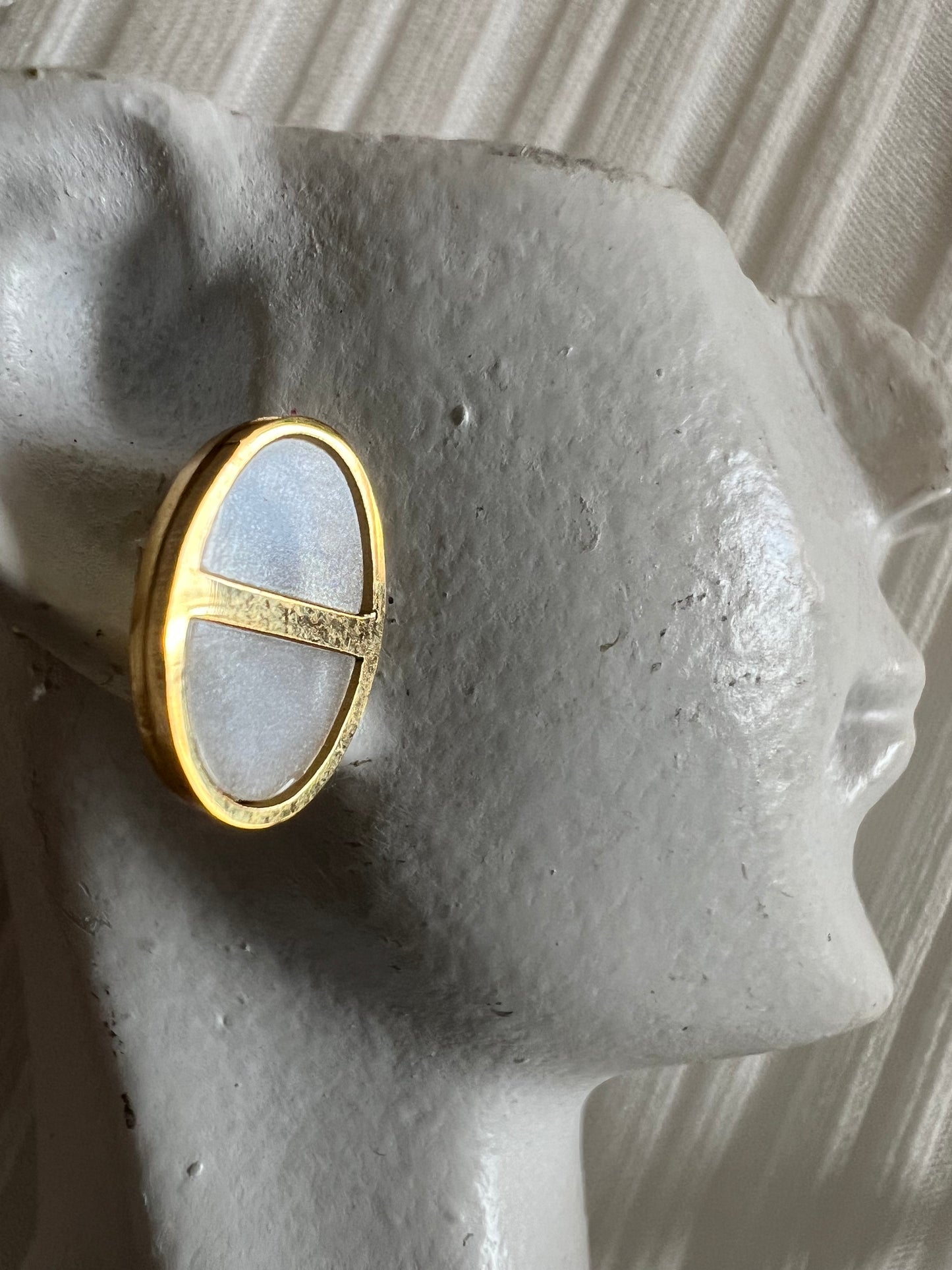 Boucles d’Oreilles Bouton – Minimalisme Doré