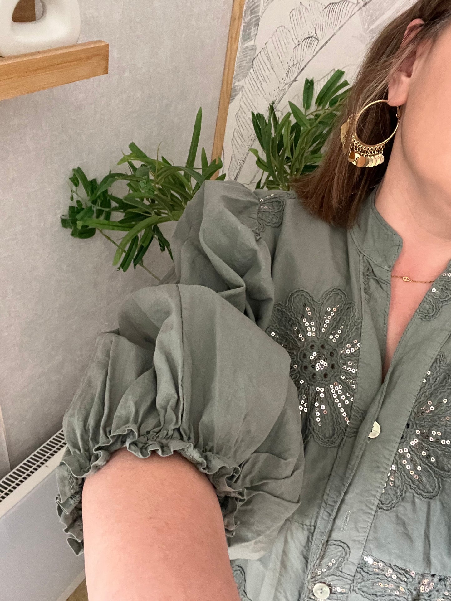 Blouse kaki taille unique à manches bouffantes – broderie fleur et sequins