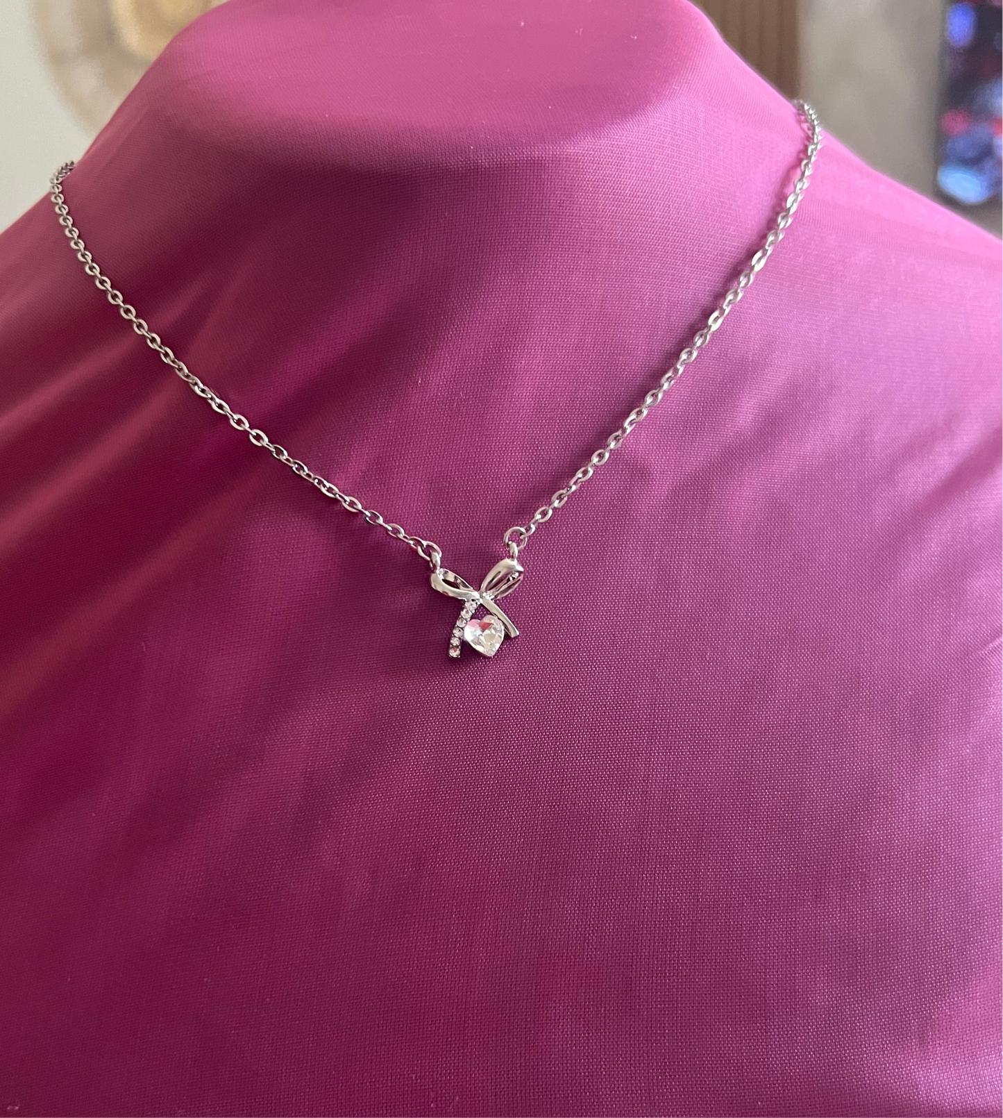 Collier Argenté avec Pendentif Nœud & Cœur– Élégance Féminine
