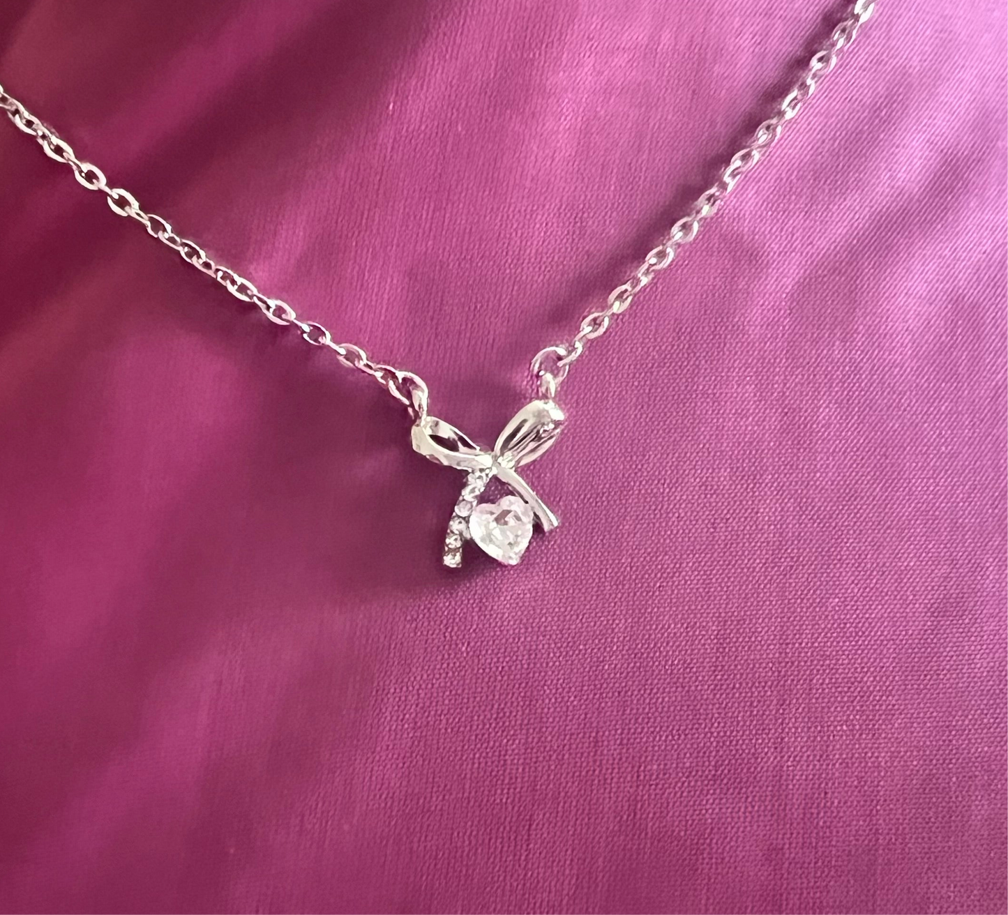 Collier Argenté avec Pendentif Nœud & Cœur– Élégance Féminine