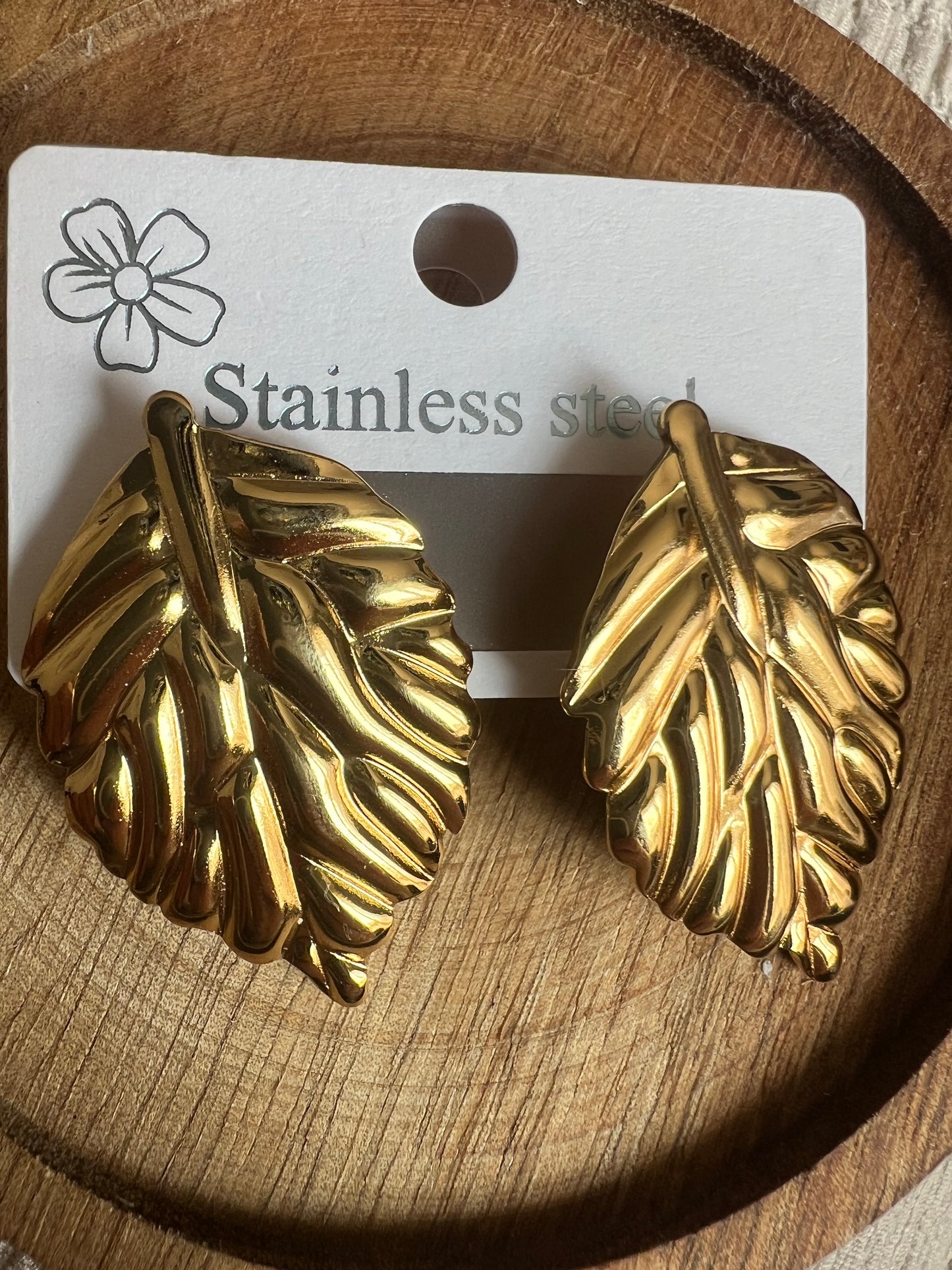 Boucles d’Oreilles Feuille Dorée en Acier Inoxydable – Élégance Naturelle