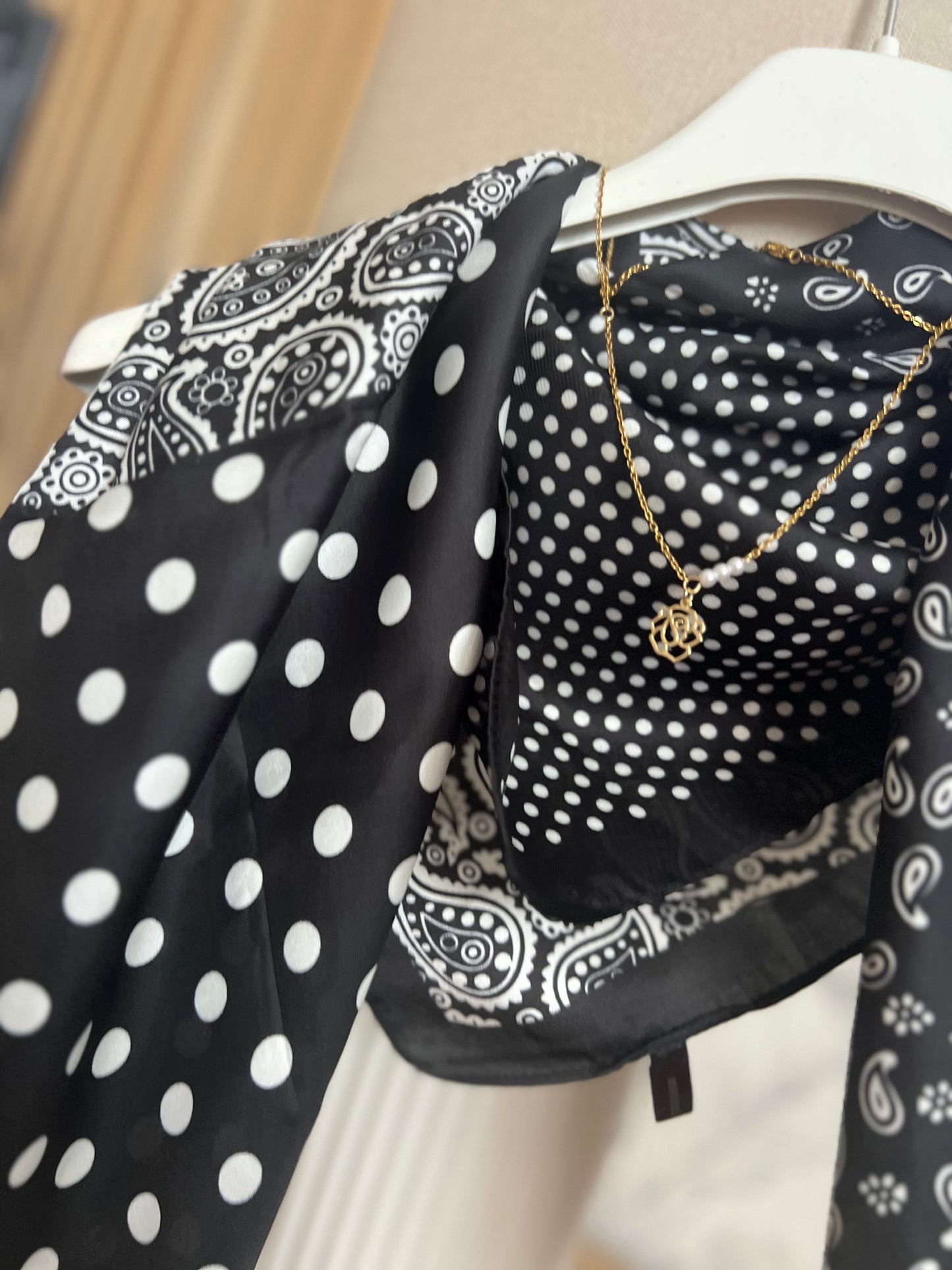 Carré en Soie Blanc & Noir – Motif Bandana Chic