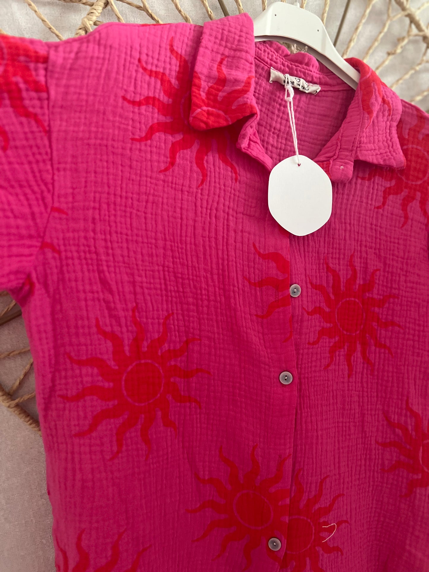 🌞 Chemise “Sunshine Vibes” – Rose Fuchsia & Soleil Rouge (Taille Unique