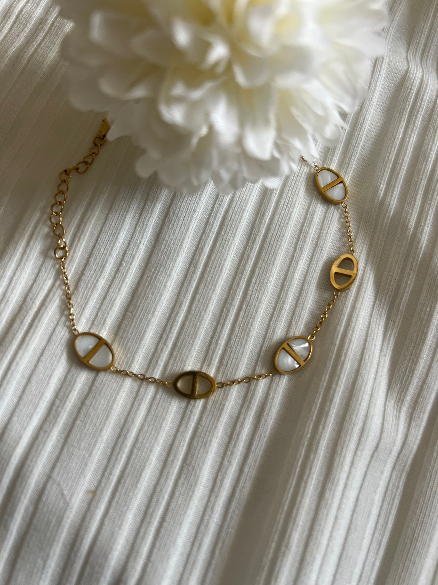 Bracelet“Épure Dorée” – Cercle Intemporel