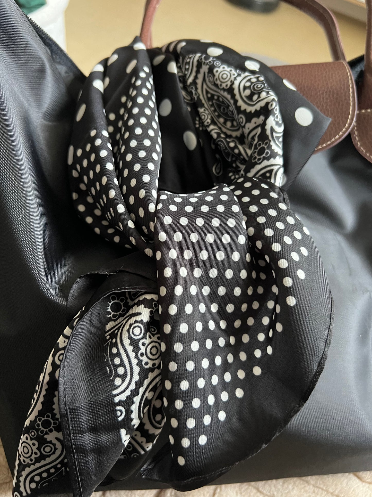 Carré en Soie Blanc & Noir – Motif Bandana Chic