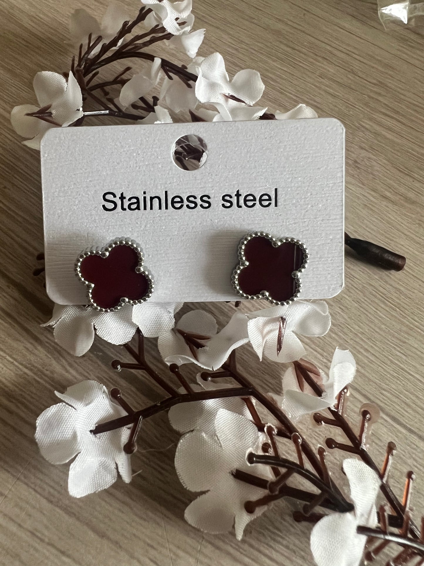 Boucles d’Oreilles Trèfle – Acier Inoxydable bordeaux