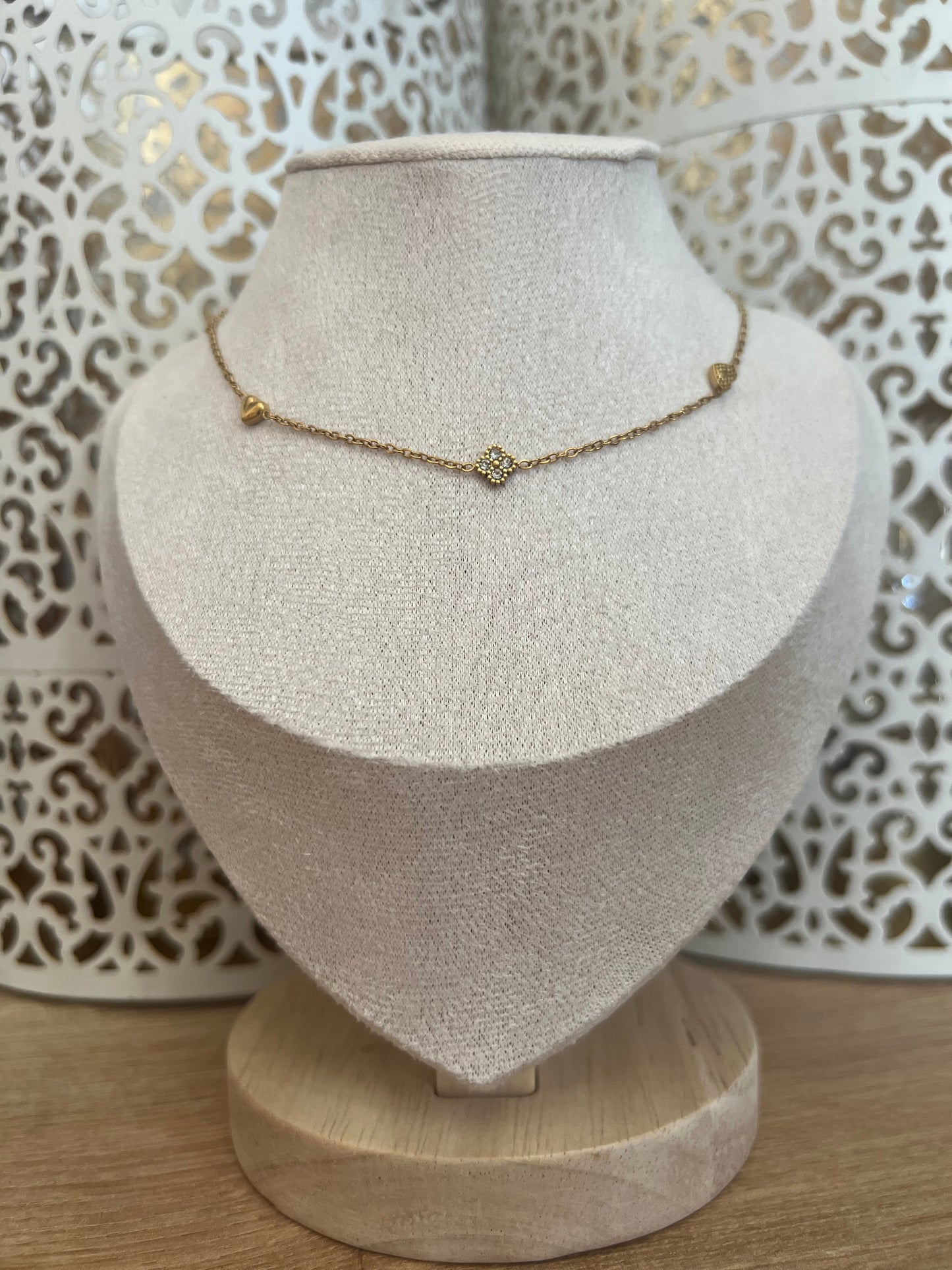 Collier Fin Doré à Charms Cœurs & Fleurs Sertis – Élégance Discrète