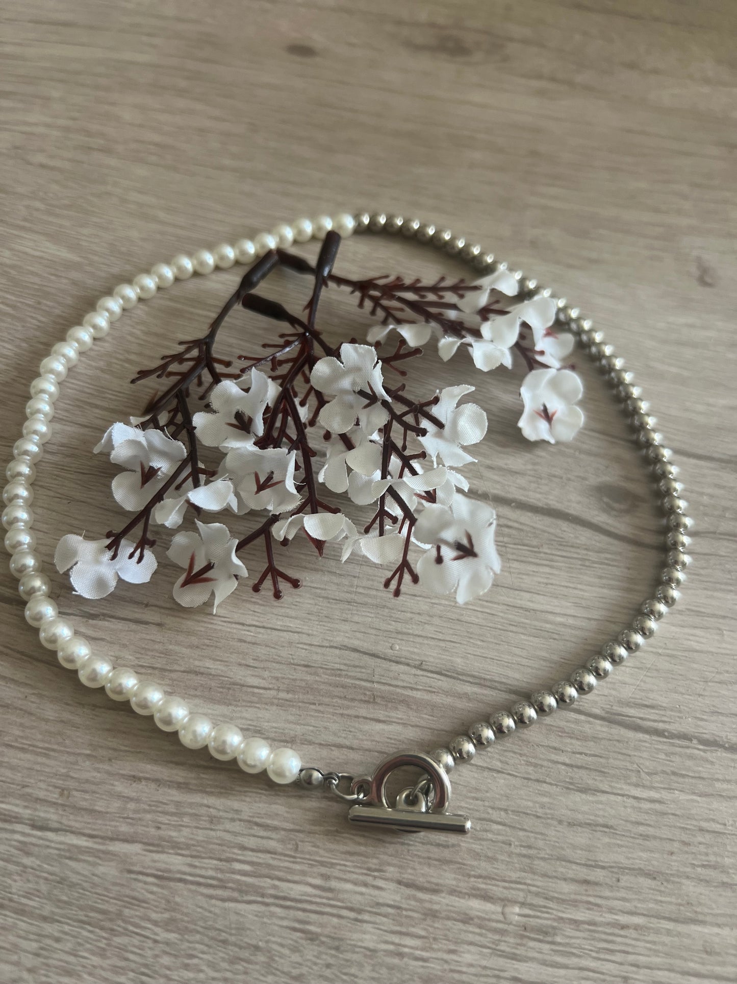 Collier perlé bi-matière – Perles nacrées & billes acier inoxydable