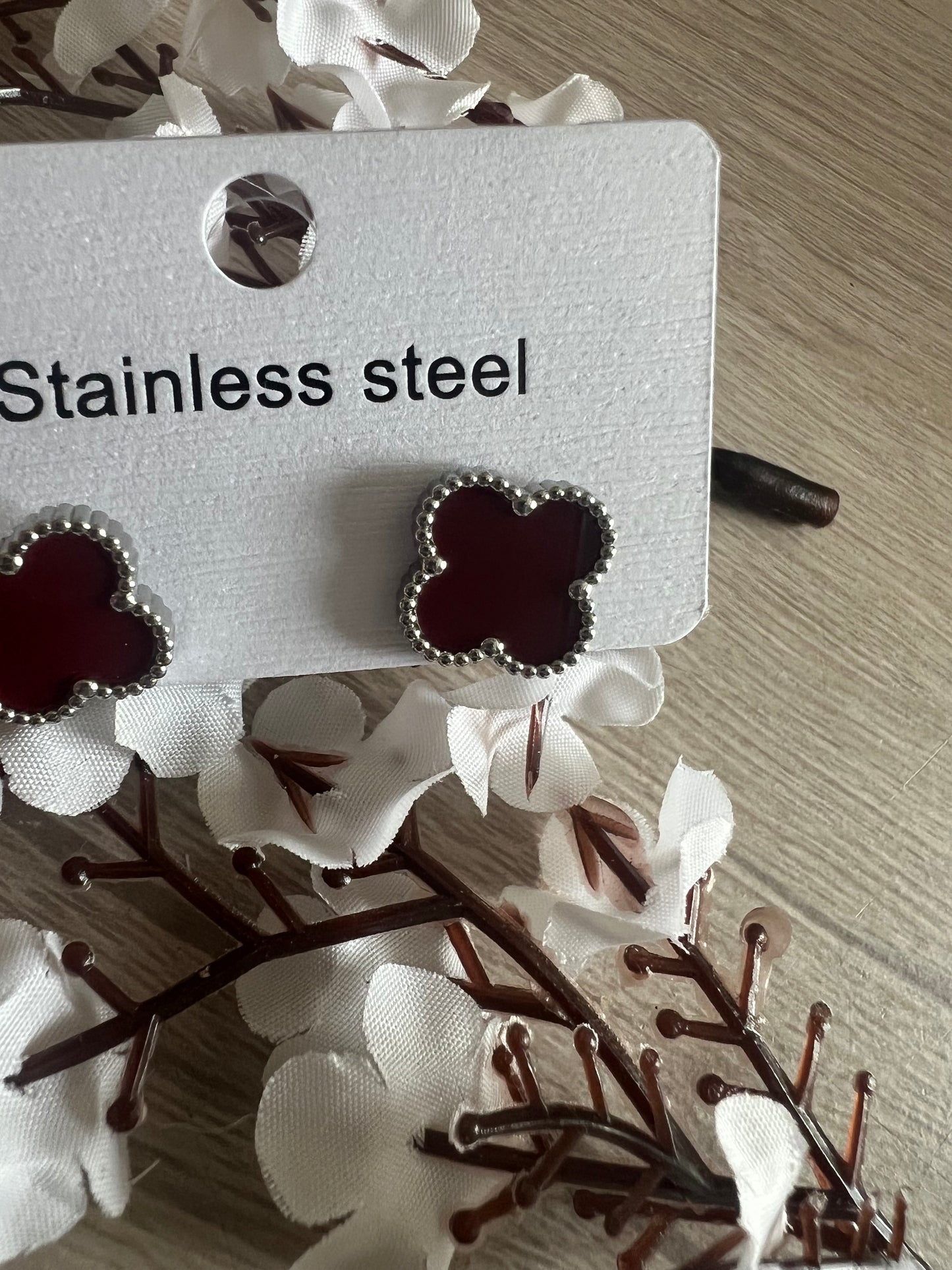 Boucles d’Oreilles Trèfle – Acier Inoxydable bordeaux
