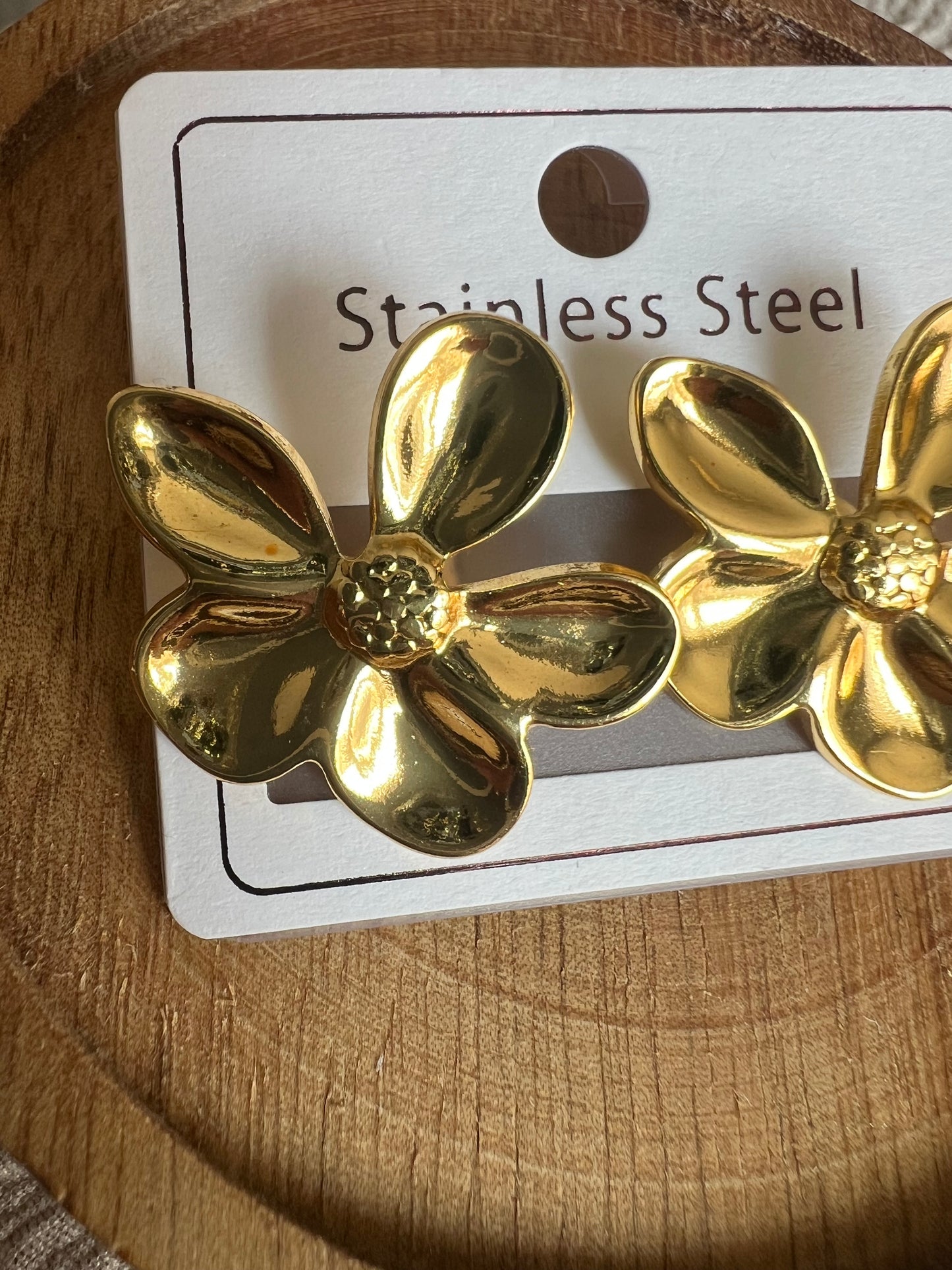 Boucles d’Oreilles Fleur Dorée en Acier Inoxydable – Élégance Florale et Intemporelle