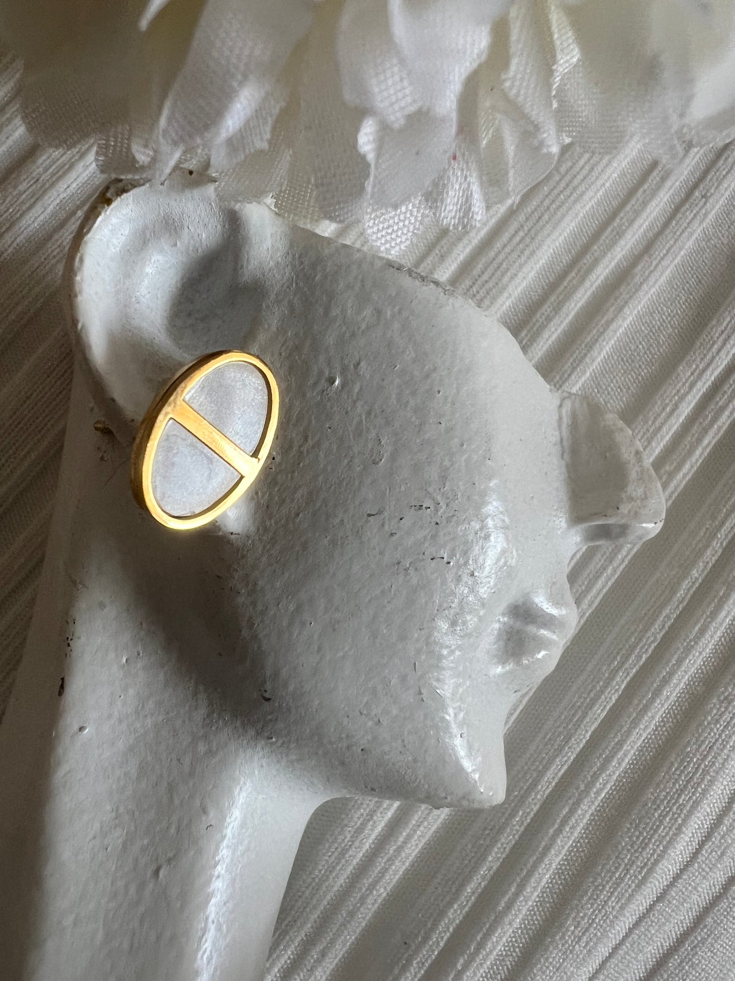 Boucles d’Oreilles Bouton – Minimalisme Doré