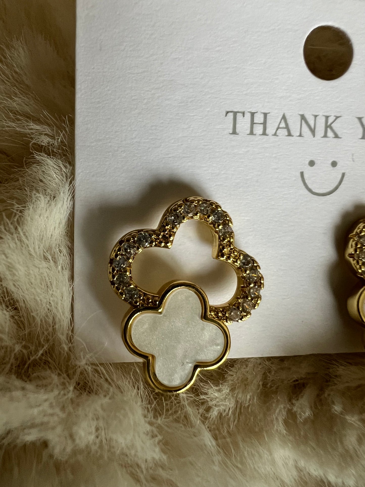 Boucles d’Oreilles Trèfle Croisé – Acier Inoxydable Élégant