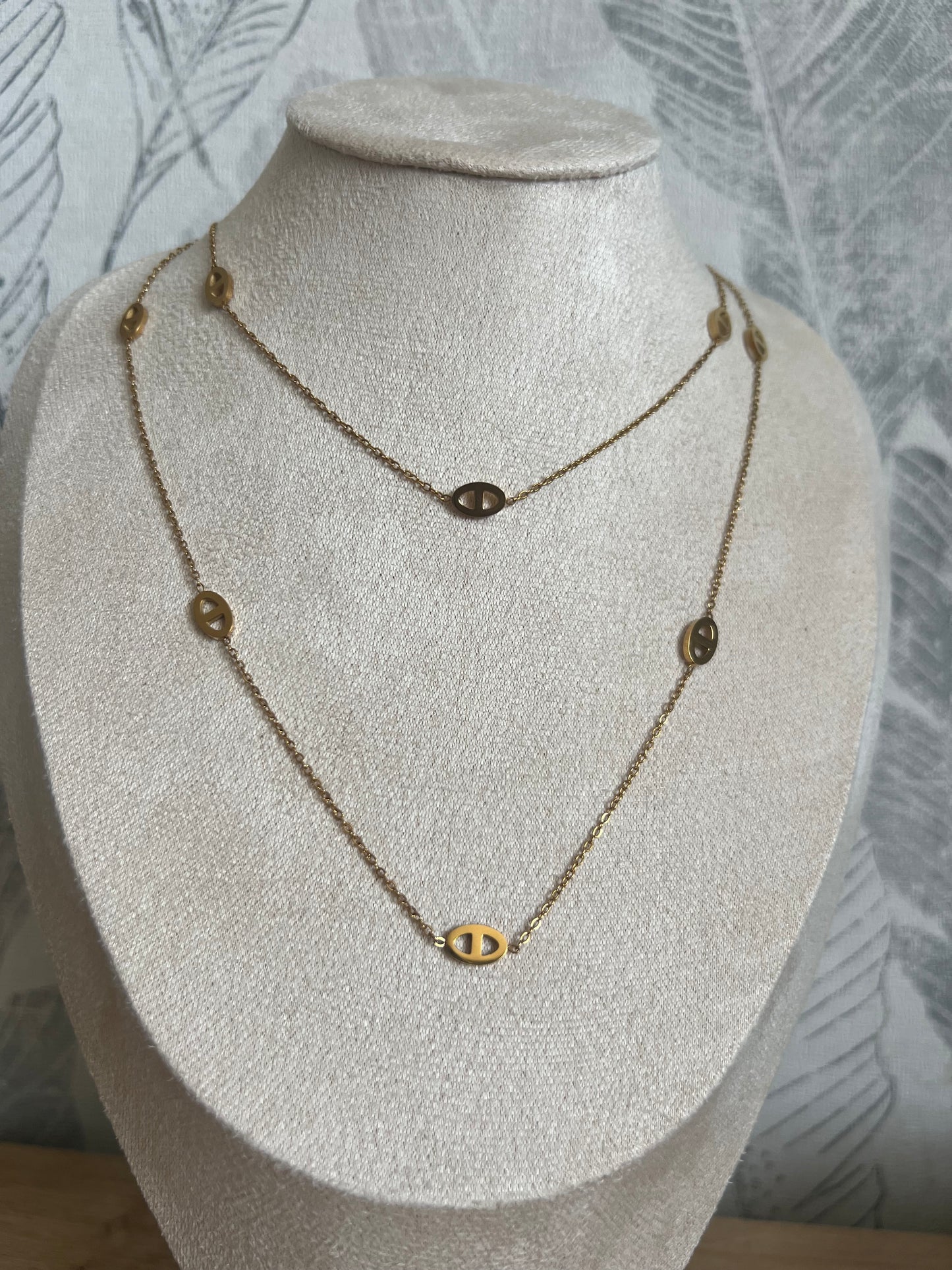 Chaîne Longue Dorée à Motifs Raffinés – Style Élégant