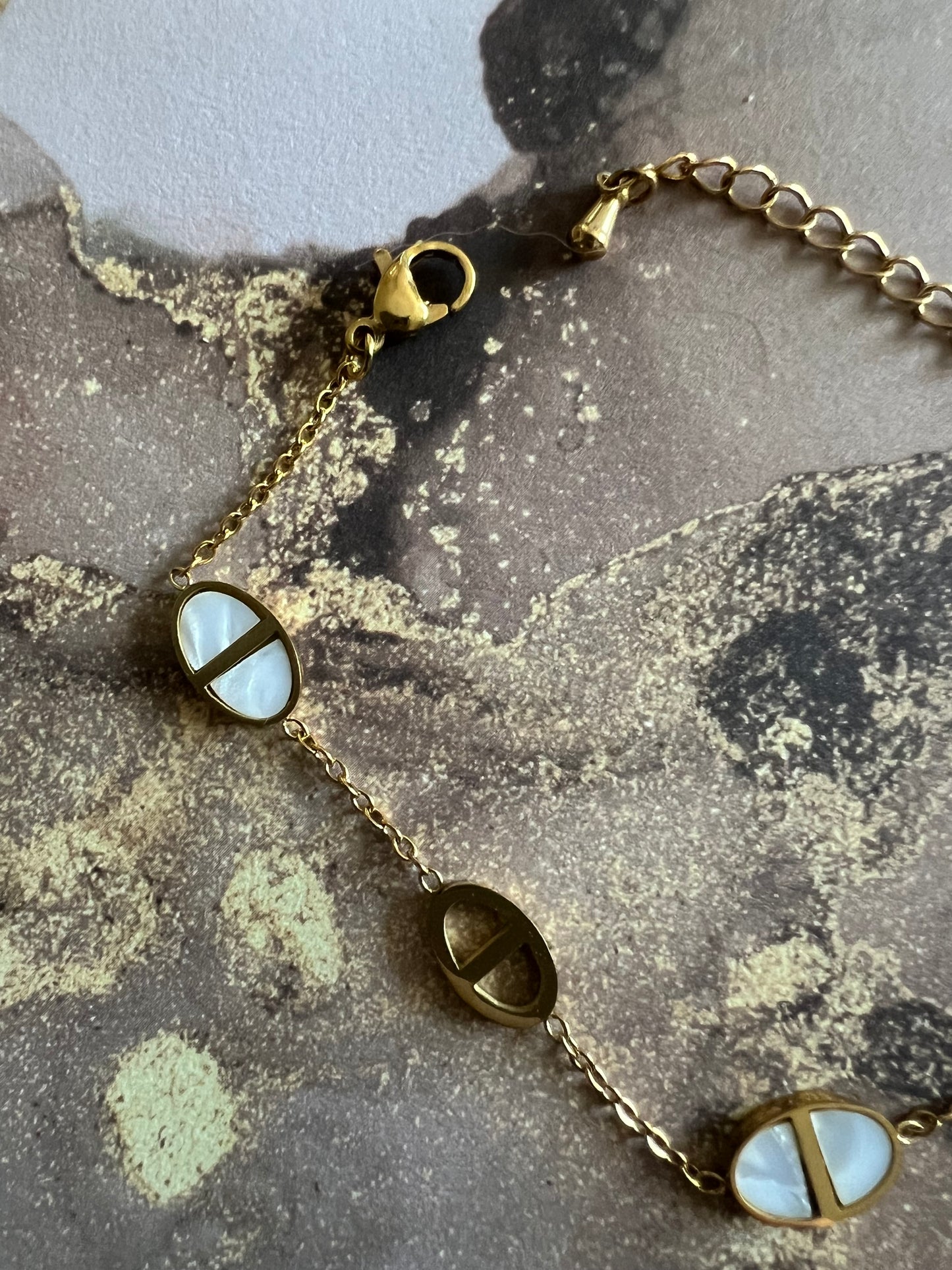 Bracelet“Épure Dorée” – Cercle Intemporel