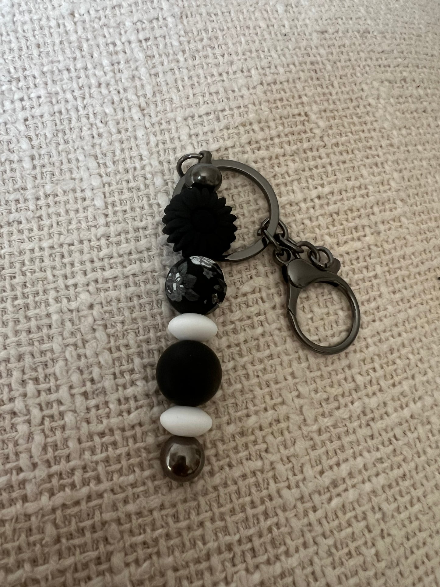Porte-clés fait main avec perles et fleur noir et blanc