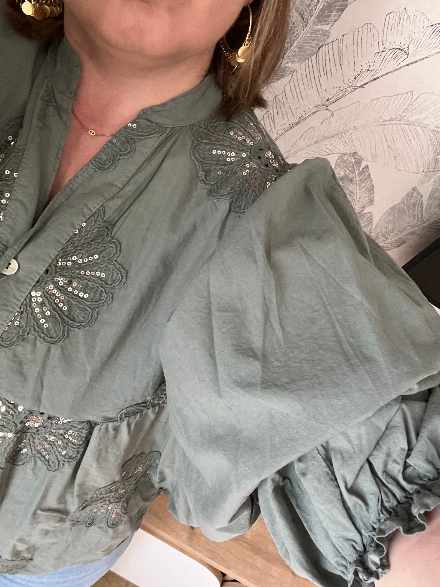 Blouse kaki taille unique à manches bouffantes – broderie fleur et sequins