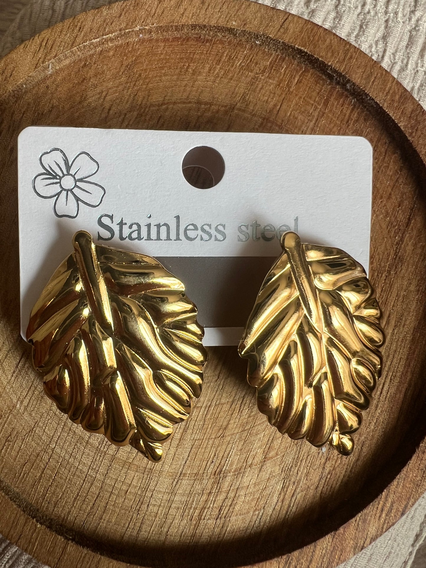 Boucles d’Oreilles Feuille Dorée en Acier Inoxydable – Élégance Naturelle