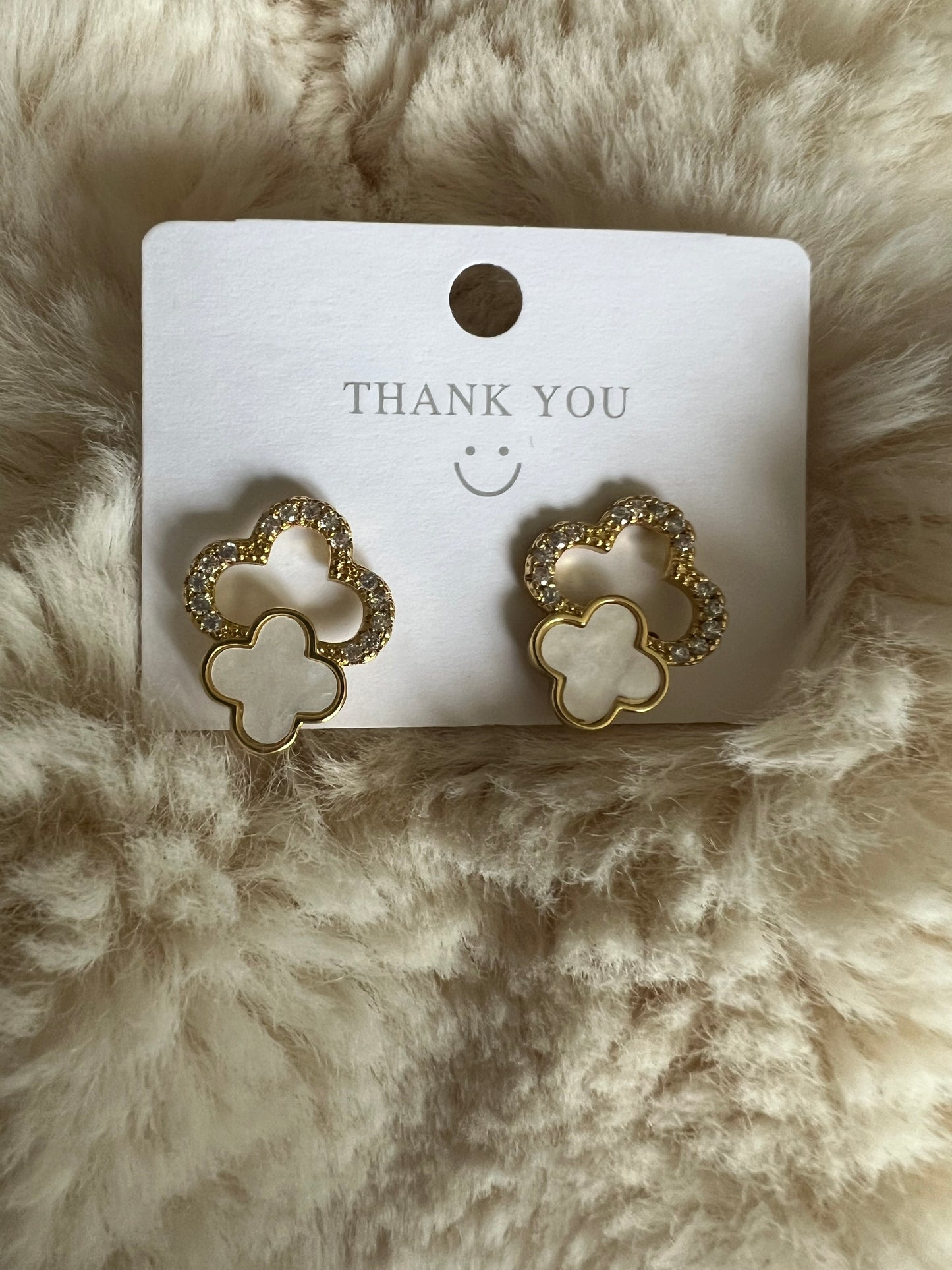 Boucles d’Oreilles Trèfle Croisé – Acier Inoxydable Élégant