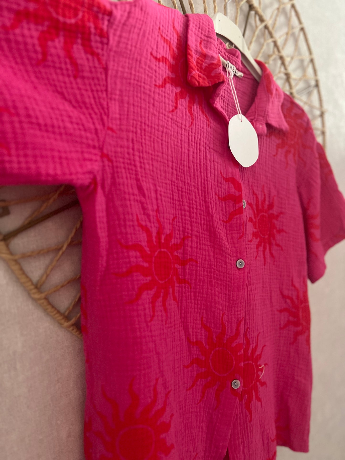 🌞 Chemise “Sunshine Vibes” – Rose Fuchsia & Soleil Rouge (Taille Unique