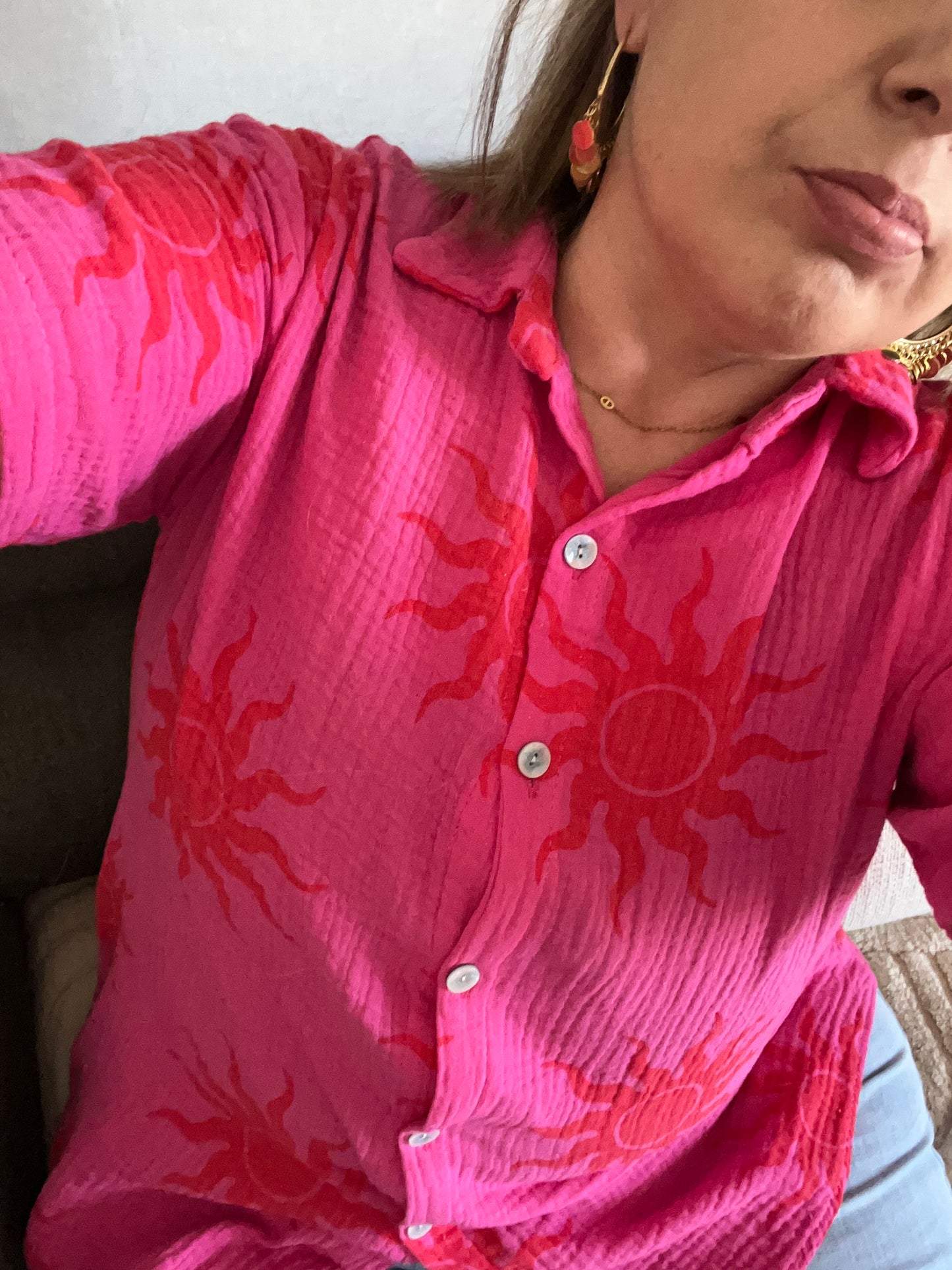 🌞 Chemise “Sunshine Vibes” – Rose Fuchsia & Soleil Rouge (Taille Unique