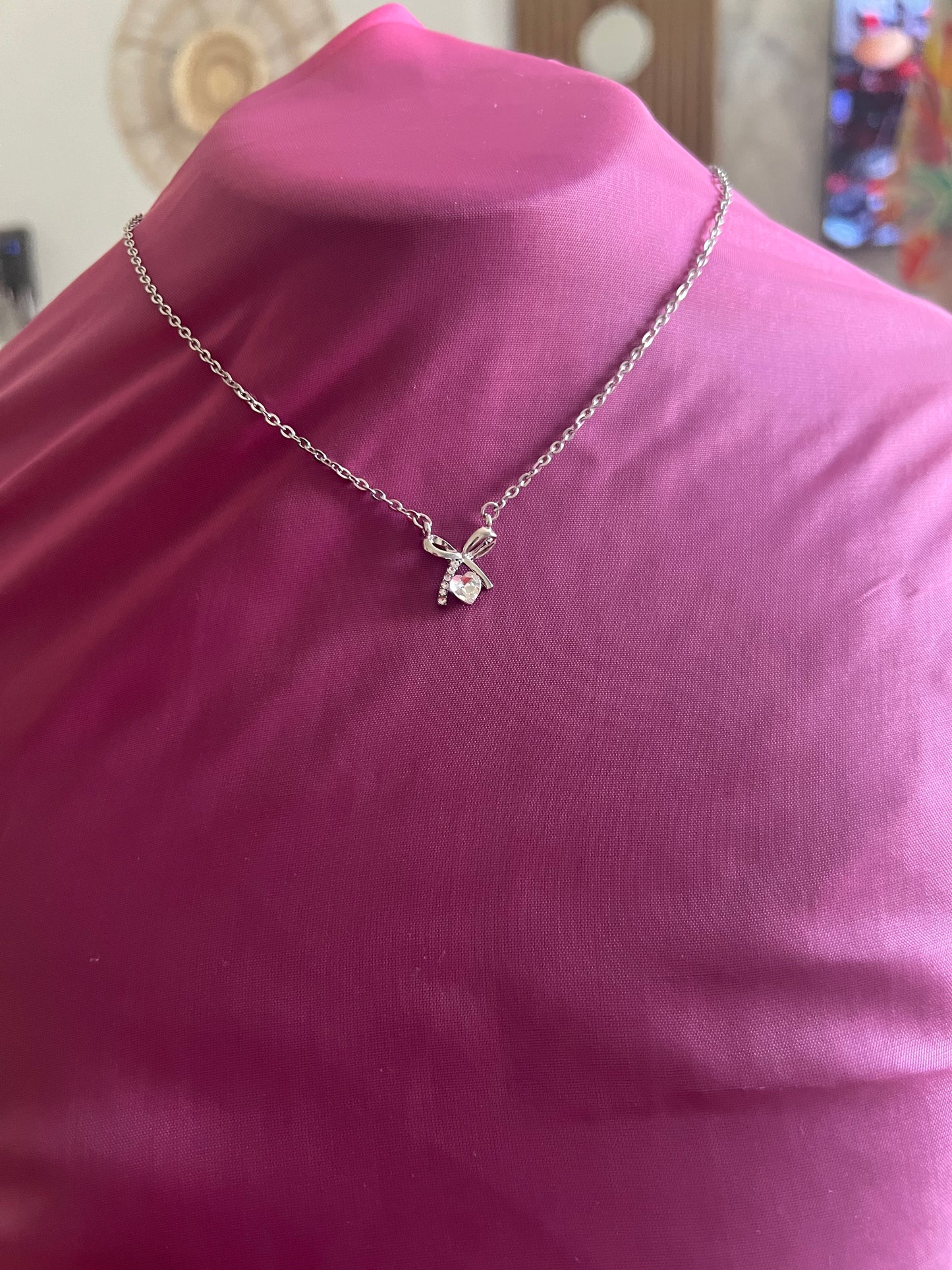 Collier Argenté avec Pendentif Nœud & Cœur– Élégance Féminine