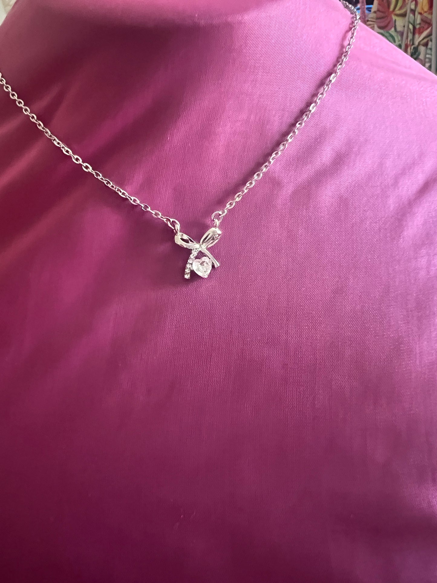 Collier Argenté avec Pendentif Nœud & Cœur– Élégance Féminine