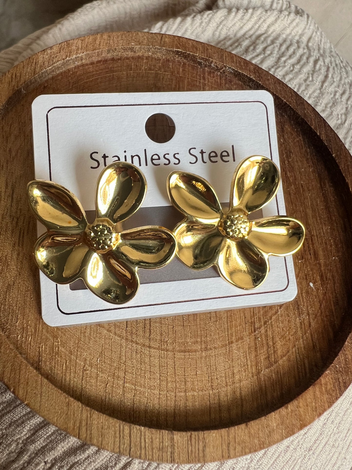 Boucles d’Oreilles Fleur Dorée en Acier Inoxydable – Élégance Florale et Intemporelle