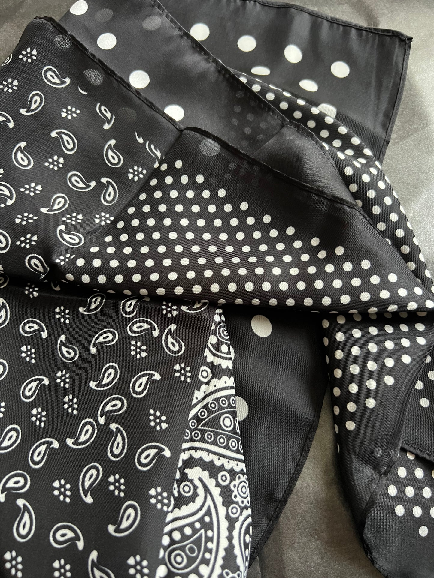 Carré en Soie Blanc & Noir – Motif Bandana Chic