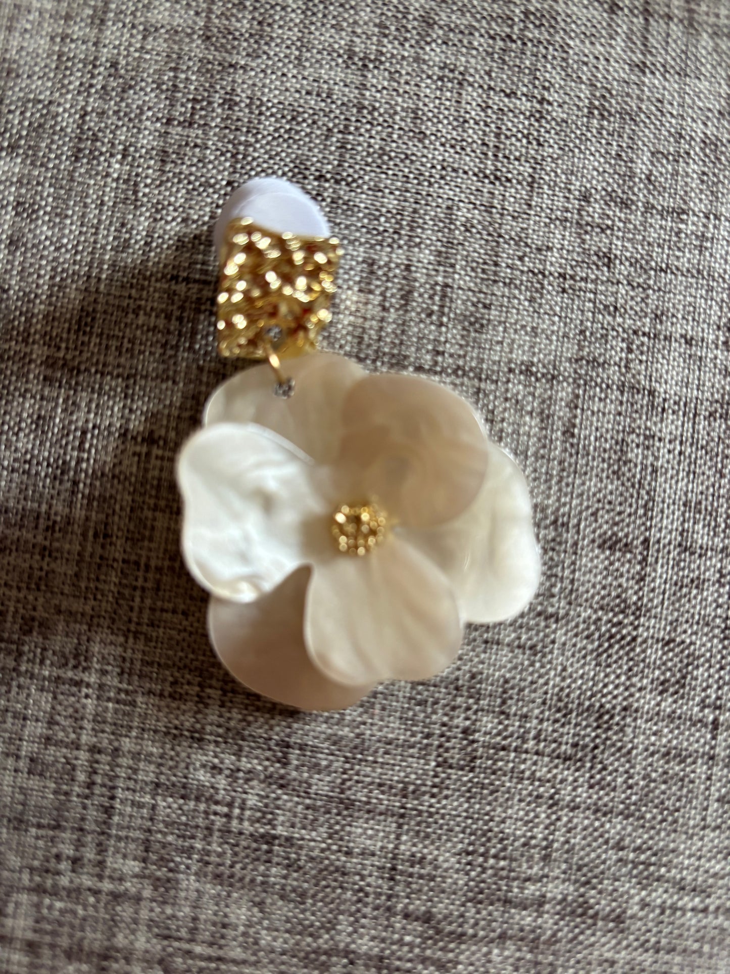 Boucles d’oreilles florales beiges avec finition dorée