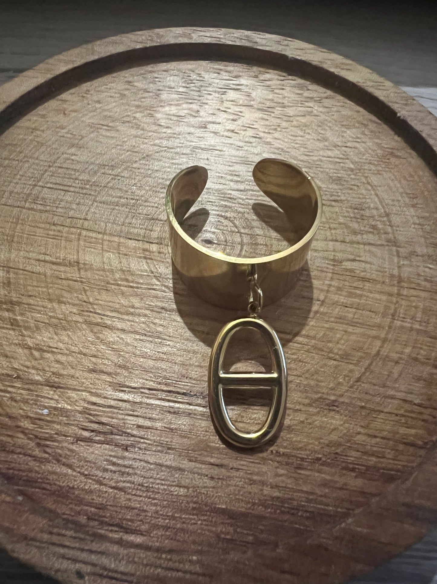 Bague dorée large – Pendentif ovale suspendu