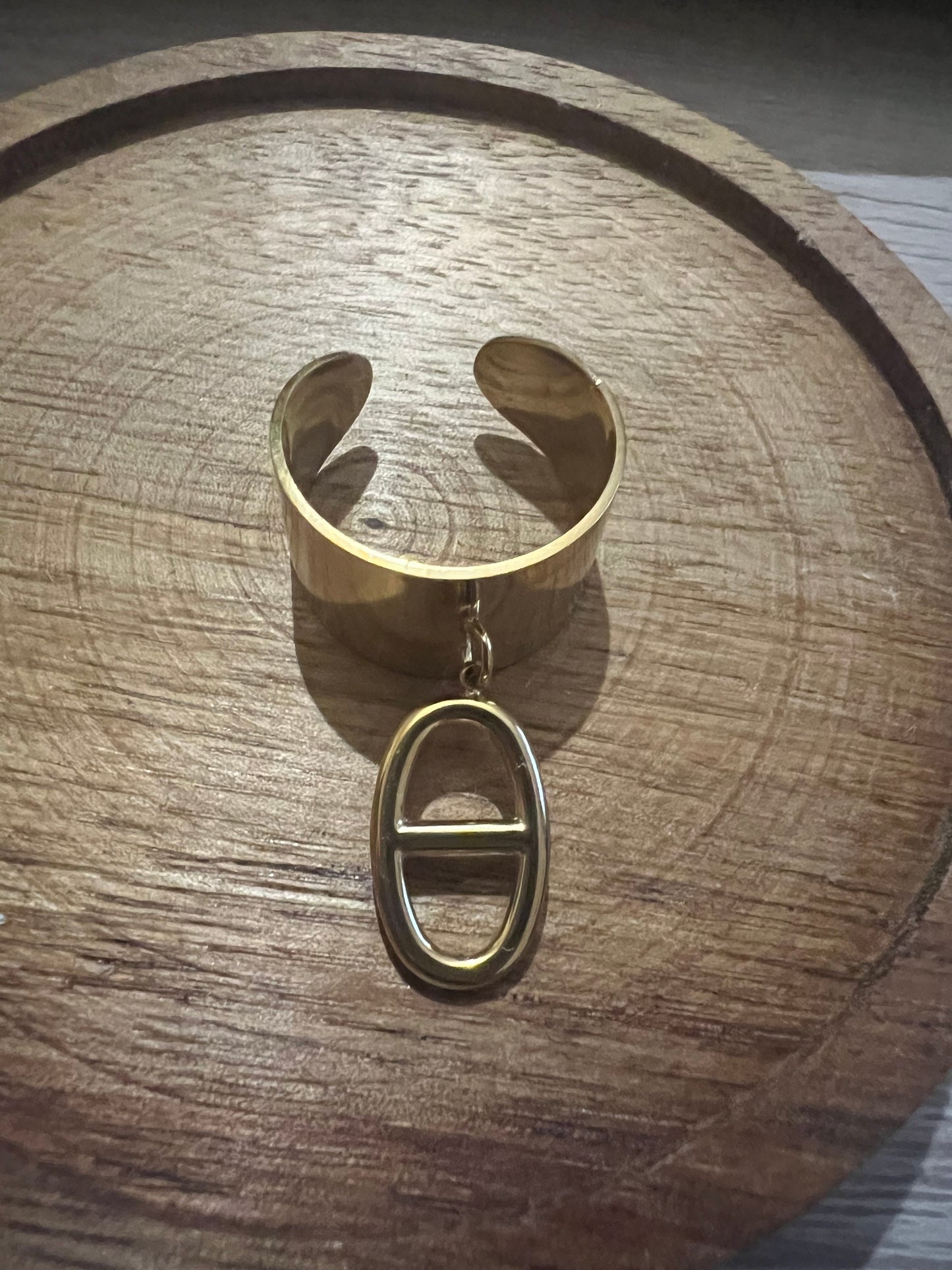 Bague dorée large – Pendentif ovale suspendu