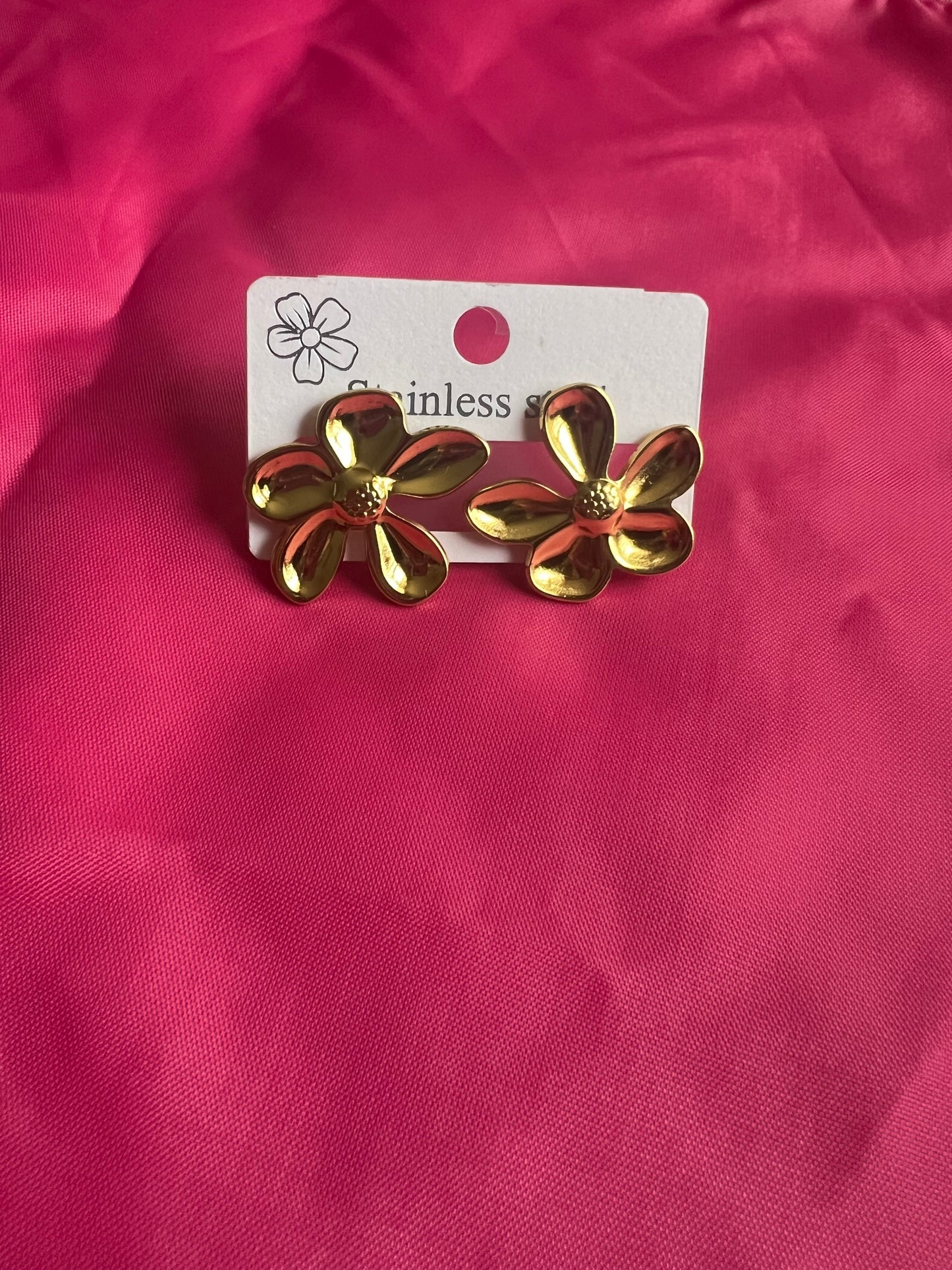 🌸 Boucles d’oreilles fleur en acier inoxydable – Élégance intemporelle et raffinement floral 🌸