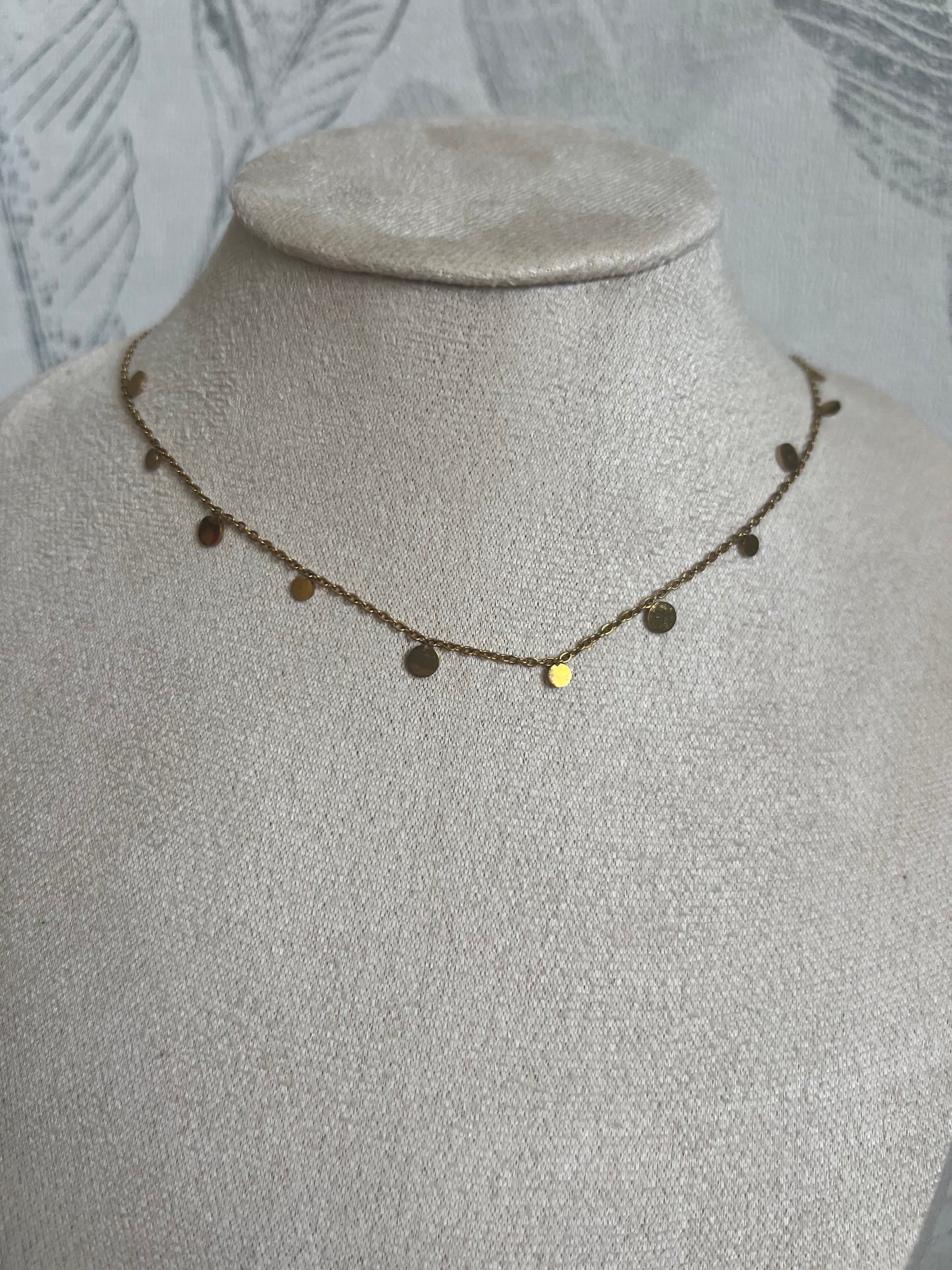 Collier Doré à Pampilles Rondes – Minimalisme Chic