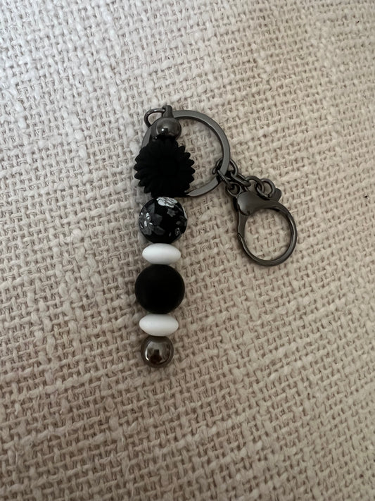 Porte-clés fait main avec perles et fleur noir et blanc
