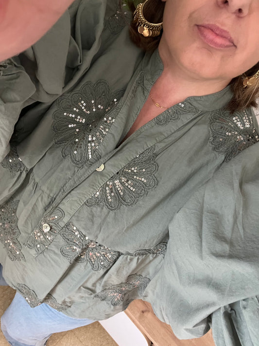 Blouse kaki taille unique à manches bouffantes – broderie fleur et sequins