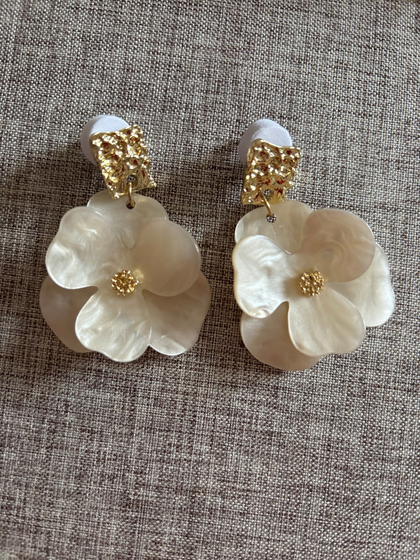 Boucles d’oreilles florales  beiges avec finition dorée