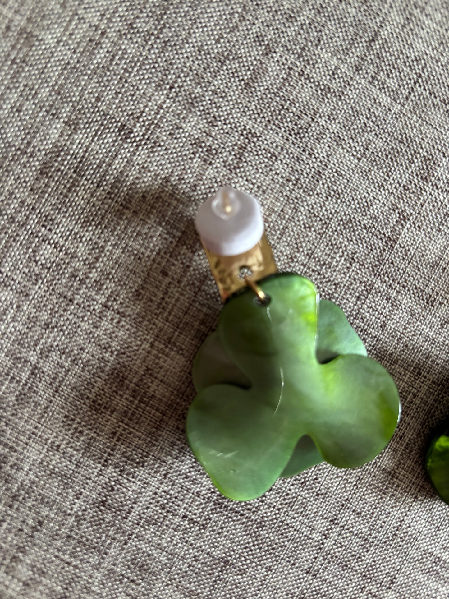 Boucles d’oreilles florales vert émeraude avec finition dorée