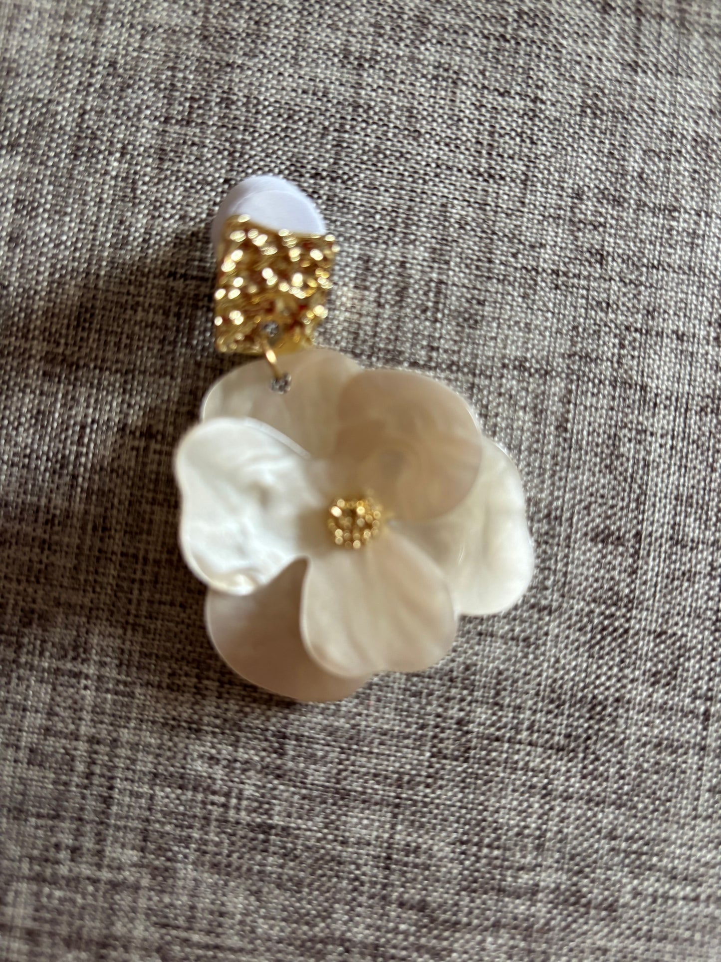 Boucles d’oreilles florales  beiges avec finition dorée