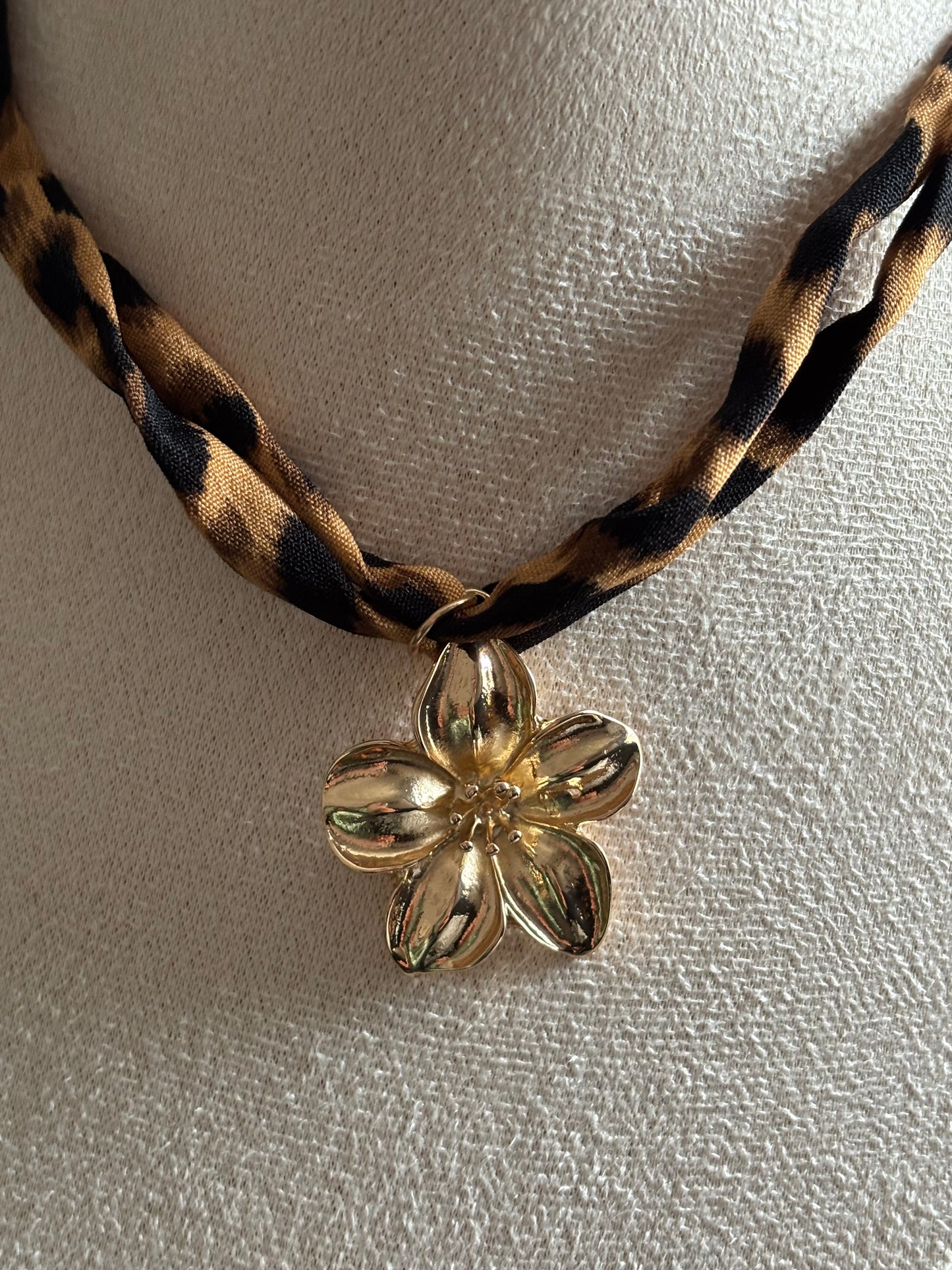 Collier fil léopard et pendentif fleur en acier inoxydable