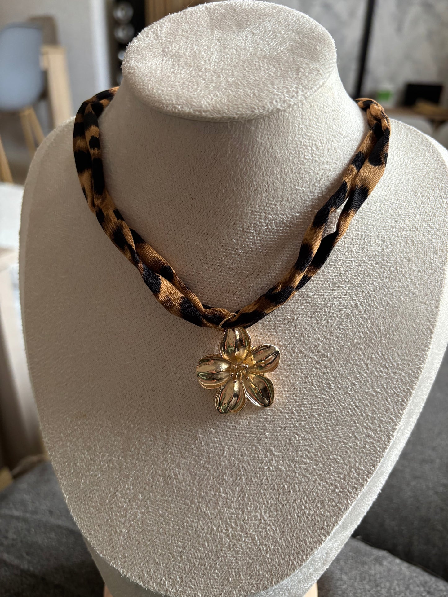 Collier fil léopard et pendentif fleur en acier inoxydable