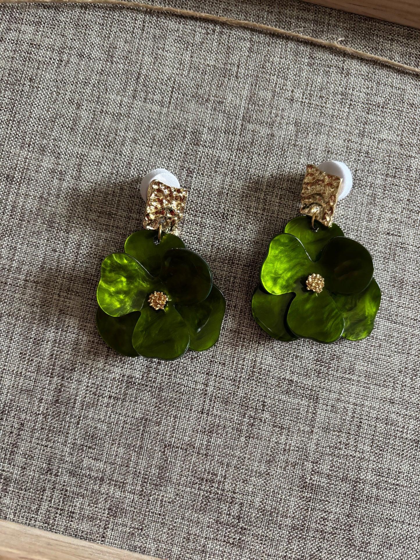 Boucles d’oreilles florales vert émeraude avec finition dorée